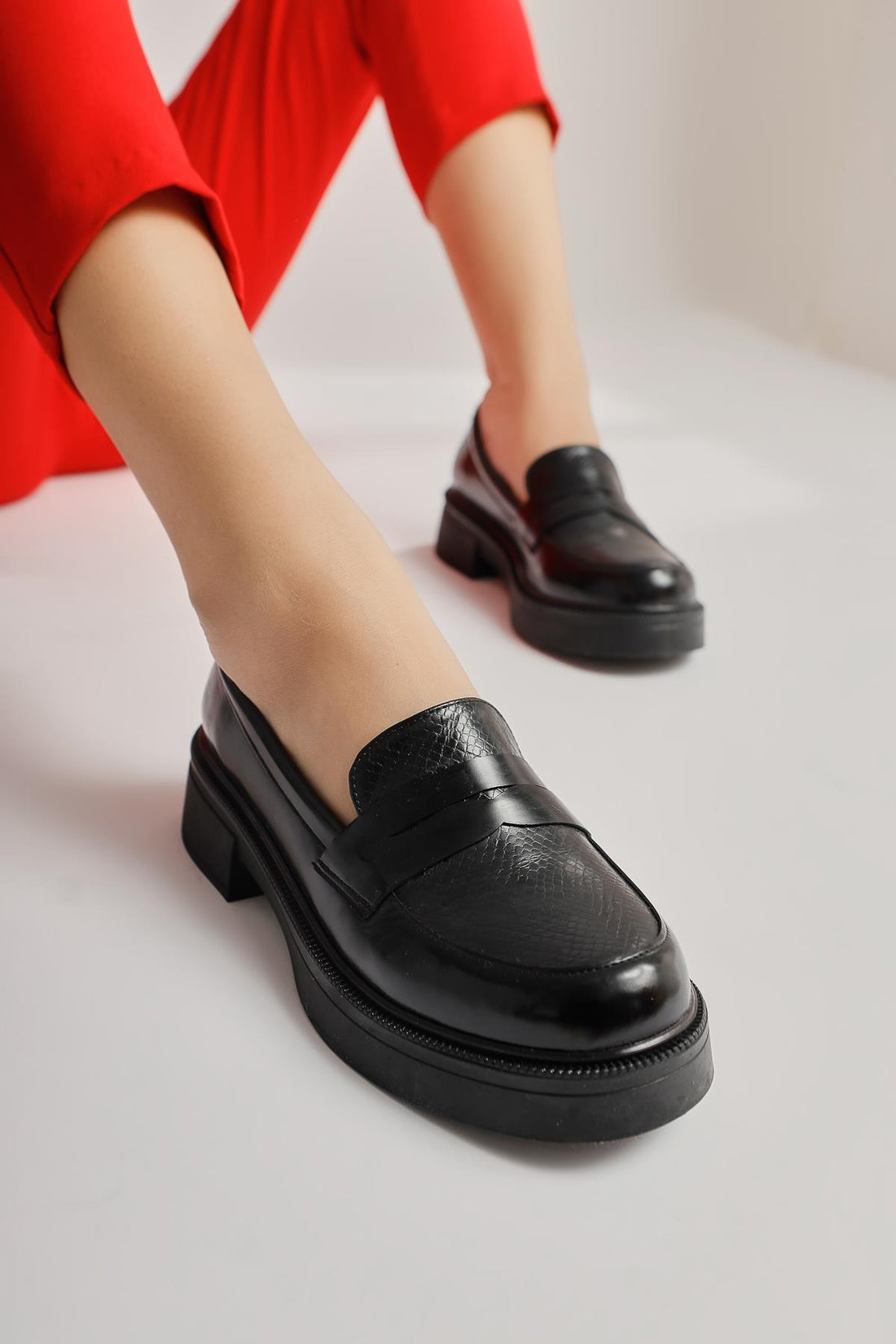 Weena – Black Patent Croc-Embossed-Detail Casual Shoe (Women)