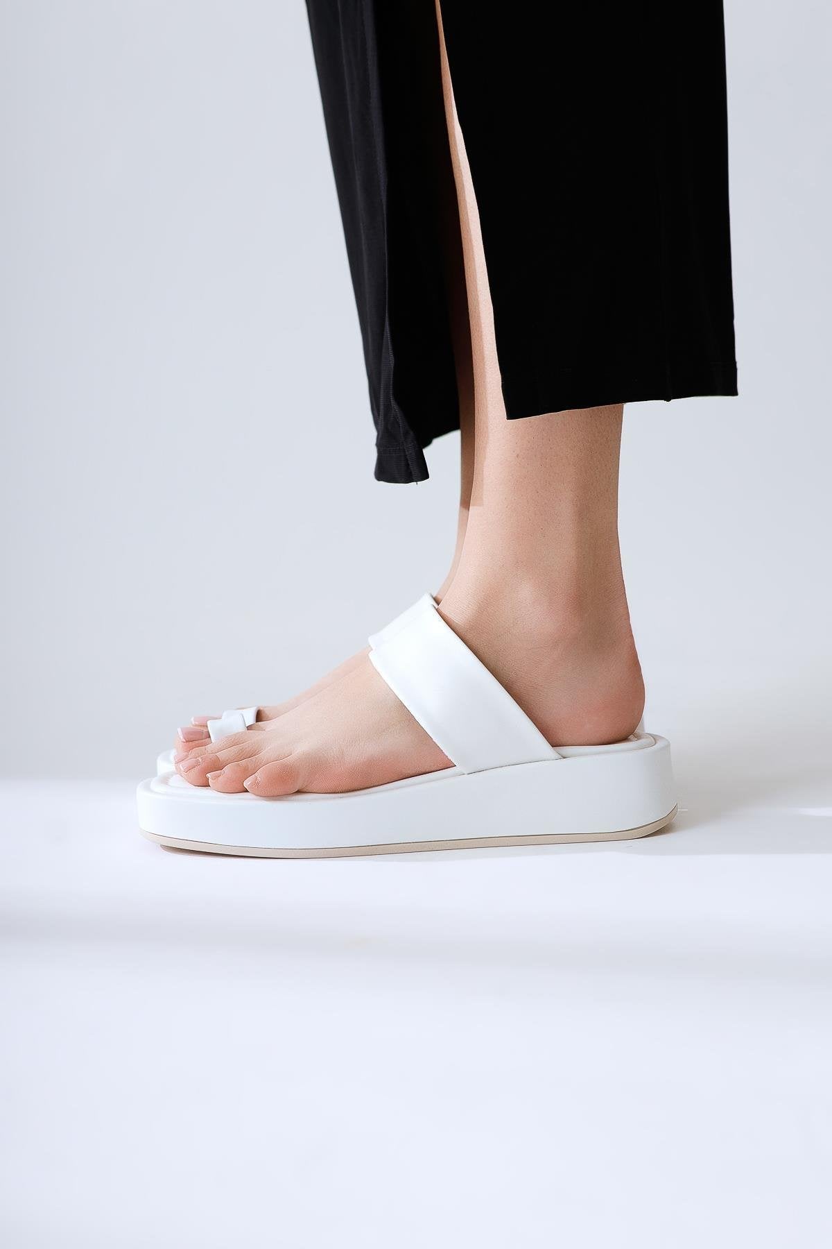 Deeman White Thick-Sole Thong Sandal