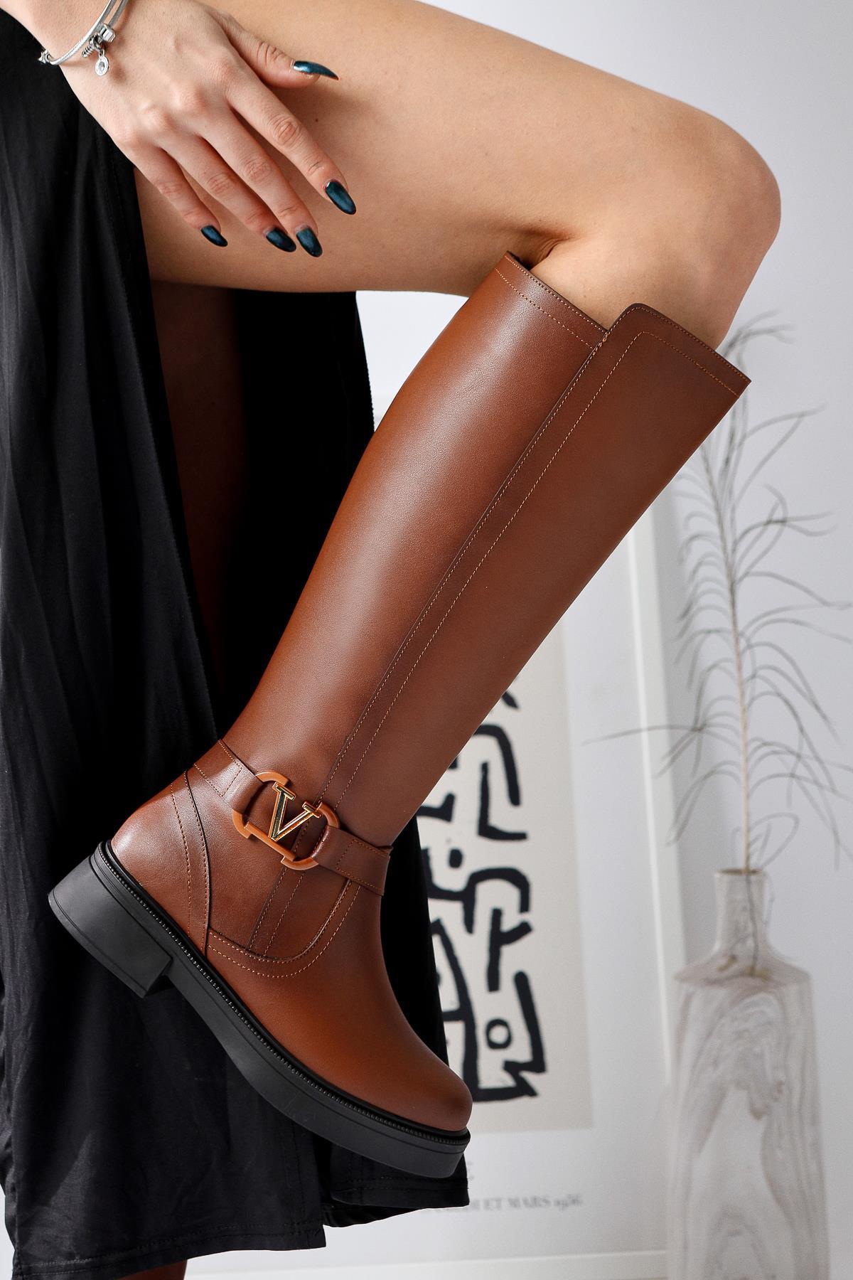 Ginan – Cognac Buckle-Detail Low-Heel Zippered Knee-High Boot (Women)