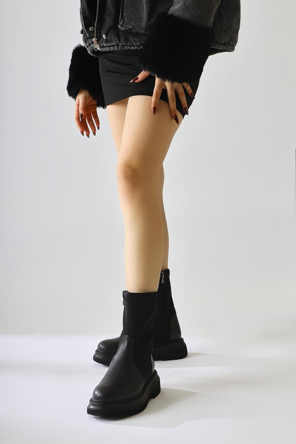 Laimi – Black Thick-Sole Oval-Toe Boot (Women)