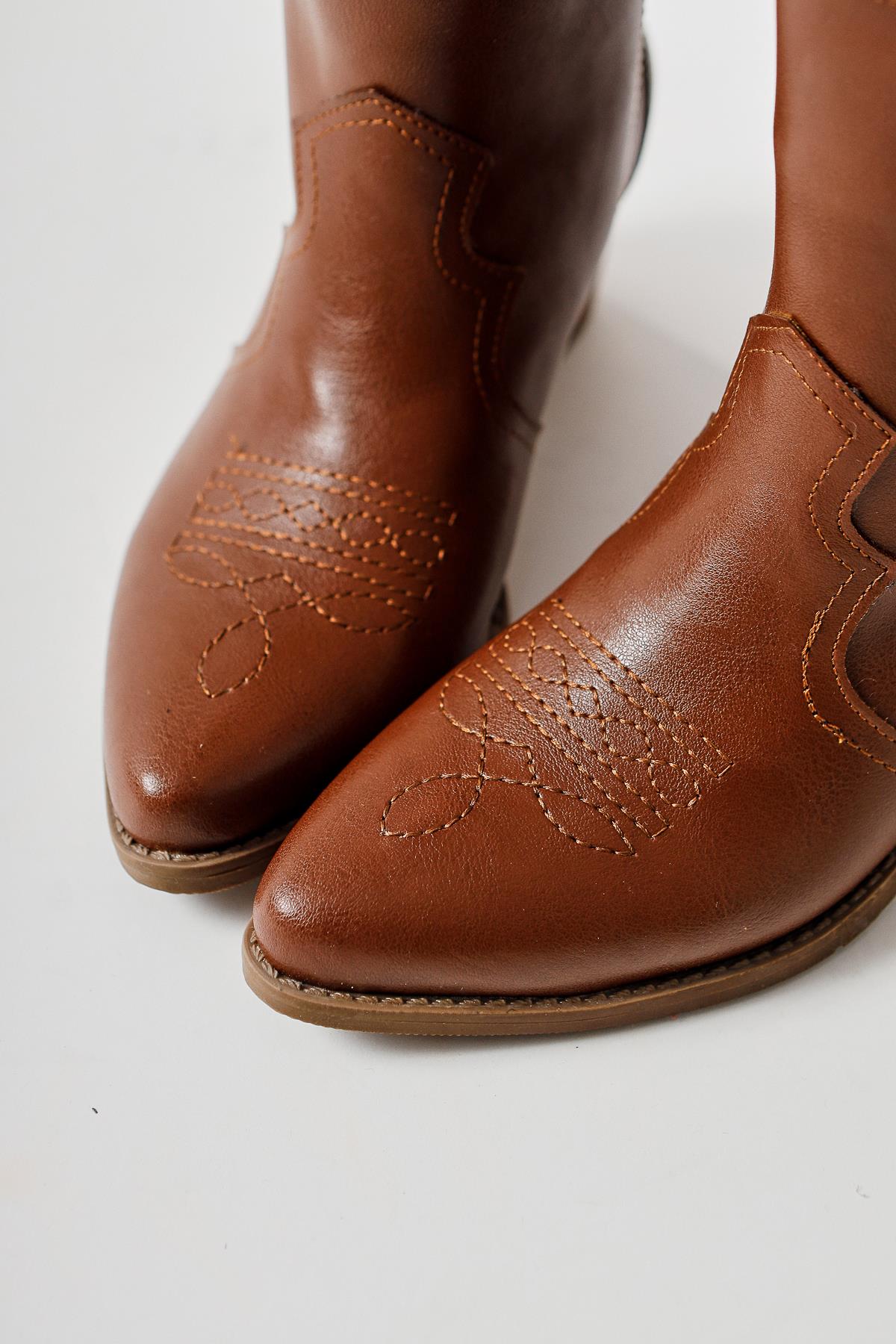 Joo – Cognac Pointed-Toe Embroidered Western Boot (Women)