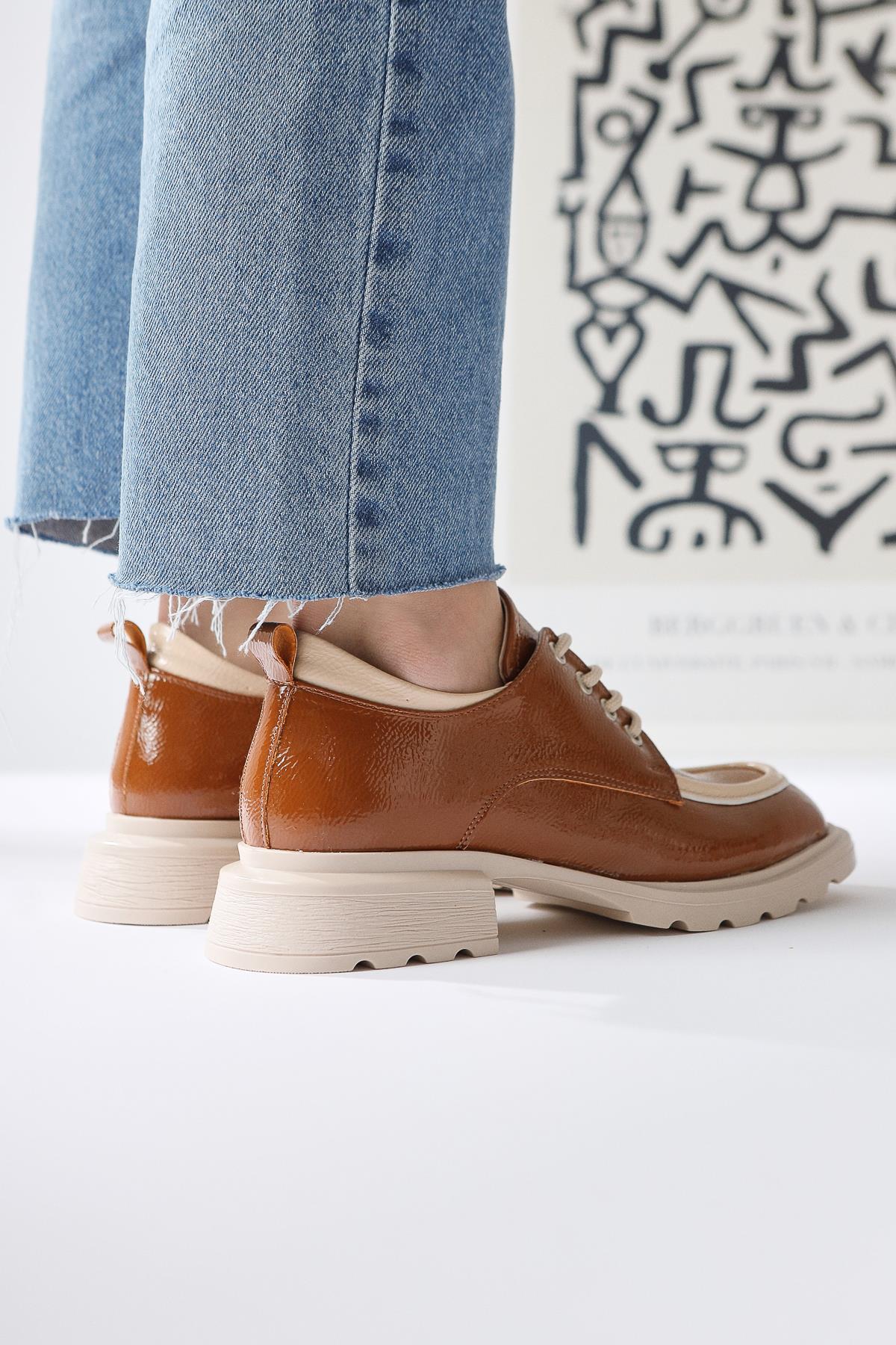 Niven – Cognac Crinkled Patent Beige-Detail Loafer (Women)
