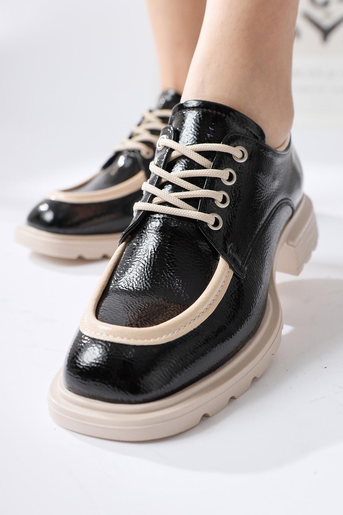 Niven – Black Crinkled Patent Beige-Detail Loafer (Women)