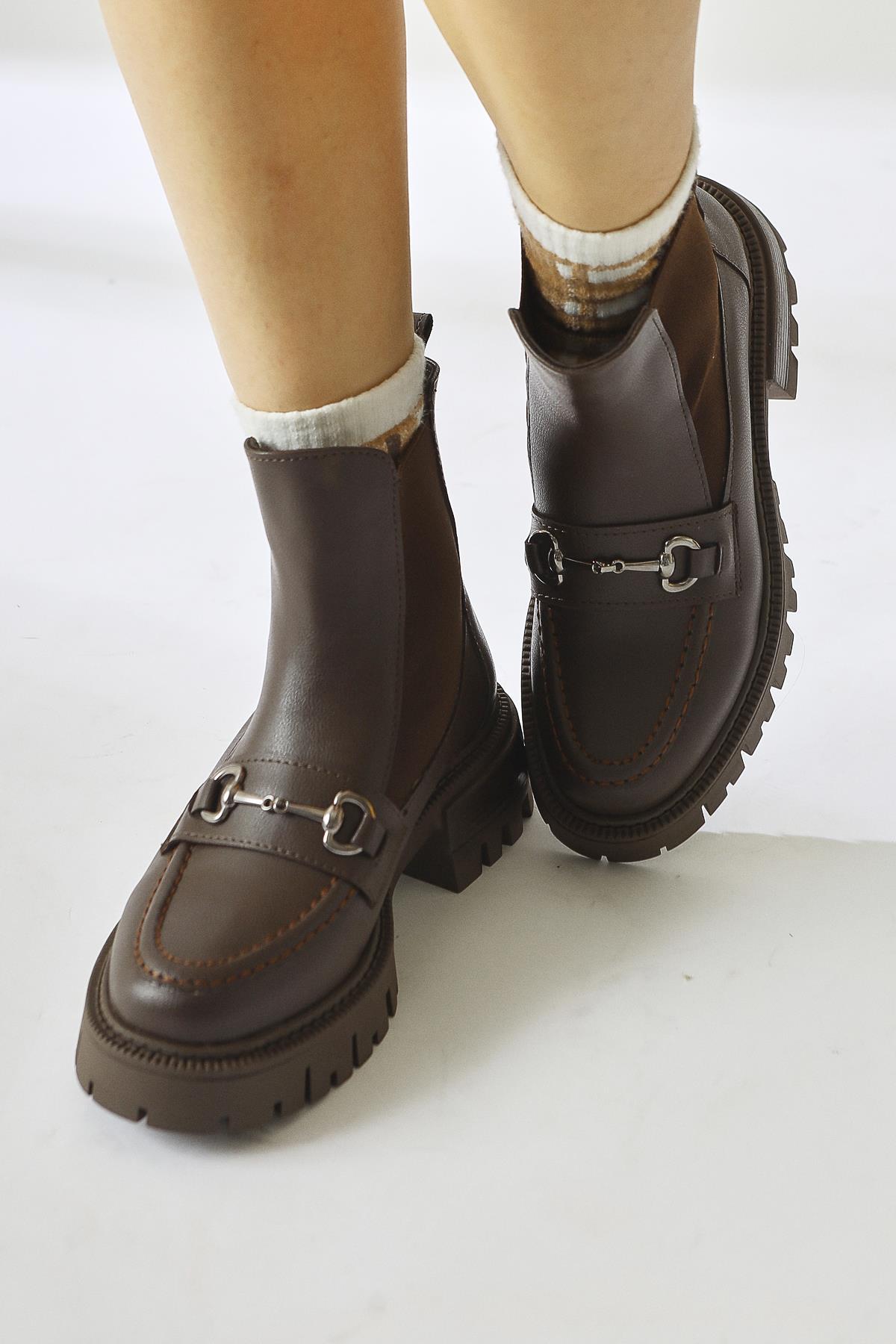 Lemonie – Brown Buckle-Detail Elastic Pull-On Boot (Women)