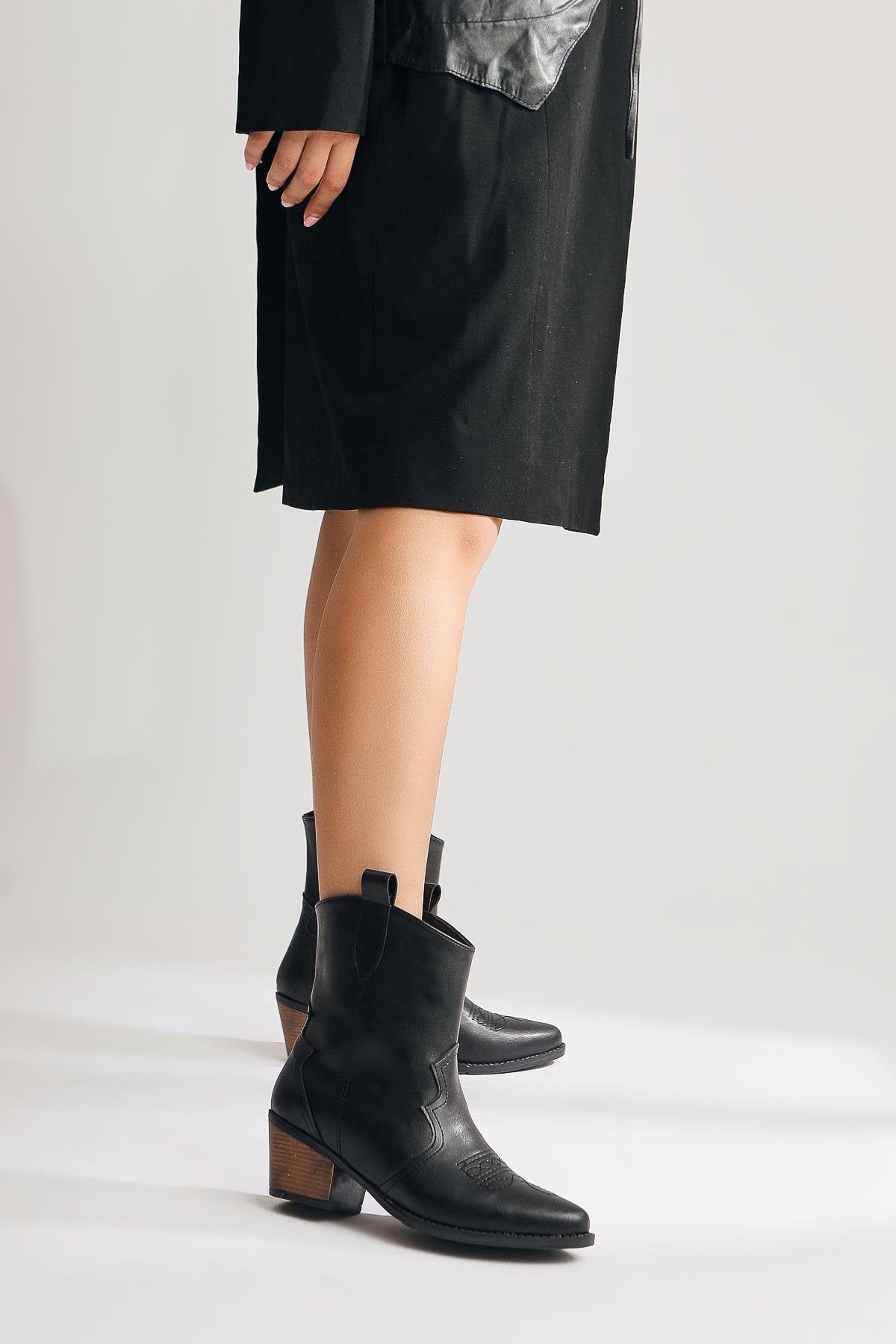 Joo – Black Pointed-Toe Embroidered Boot (Women)