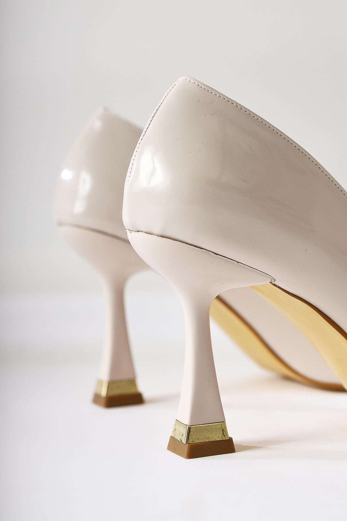 Lelia – Beige Patent Metal Toe-Detail Heeled Shoe (Women)