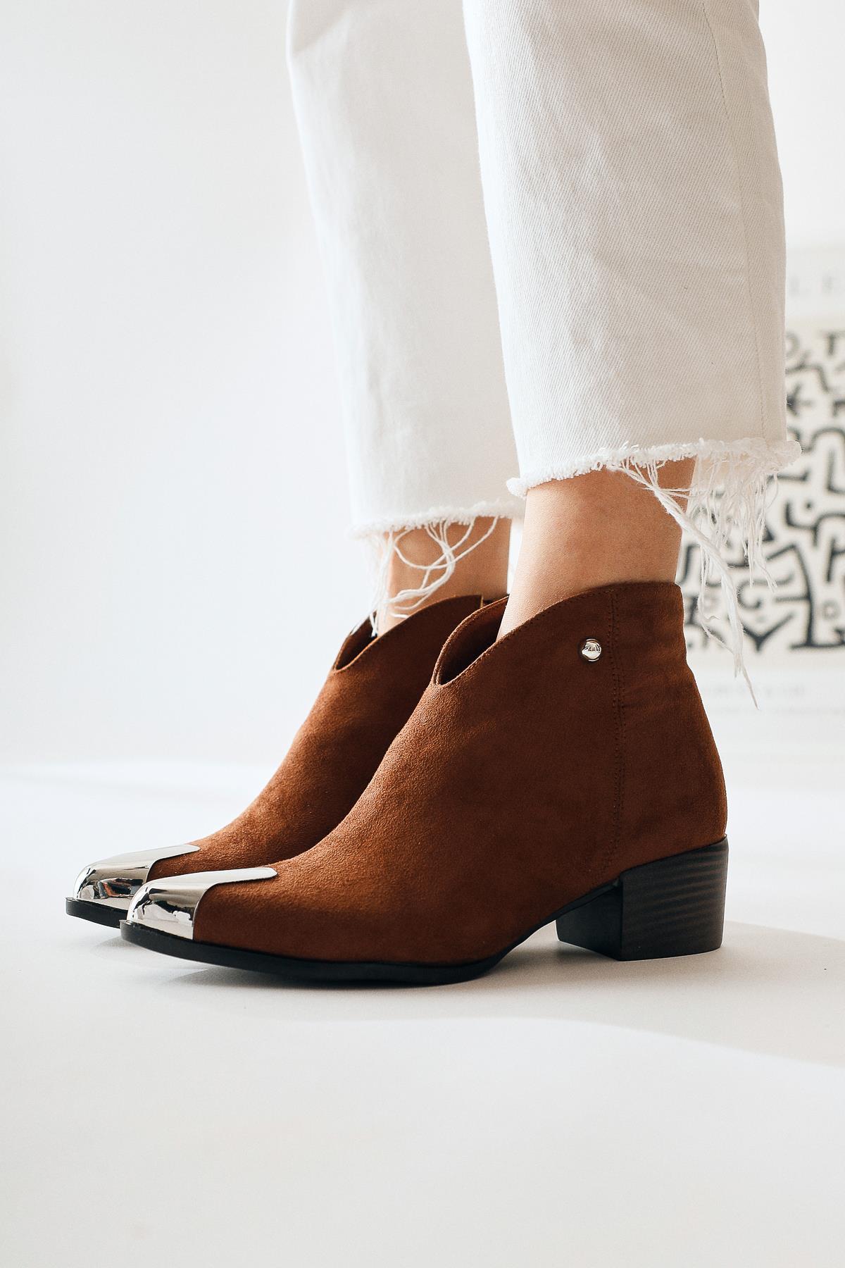 Jay – Cognac Suede Pointed-Toe Metal-Detail Boot (Women)
