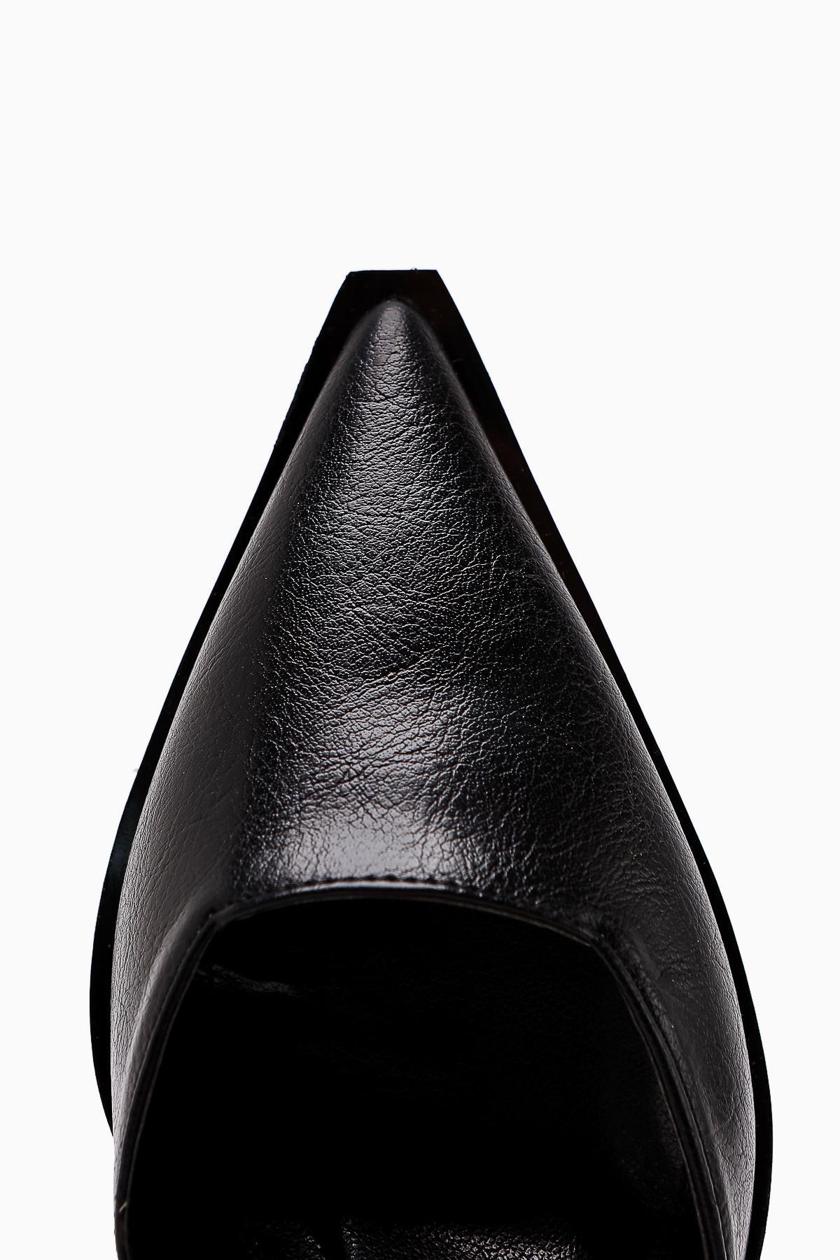 Yim Black Buckled Closed Toe Women’s Heeled Shoes