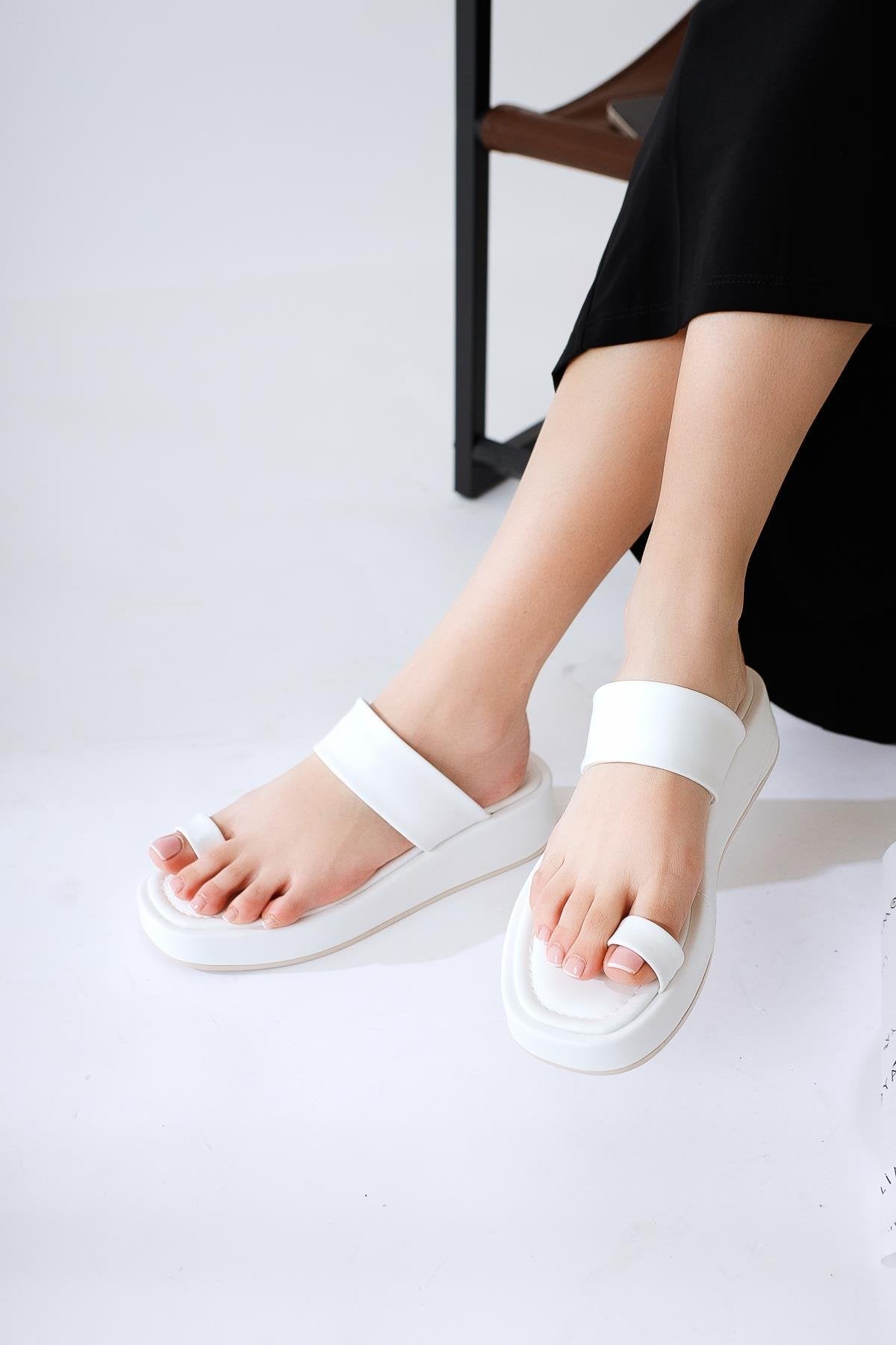 Deeman White Thick-Sole Thong Sandal