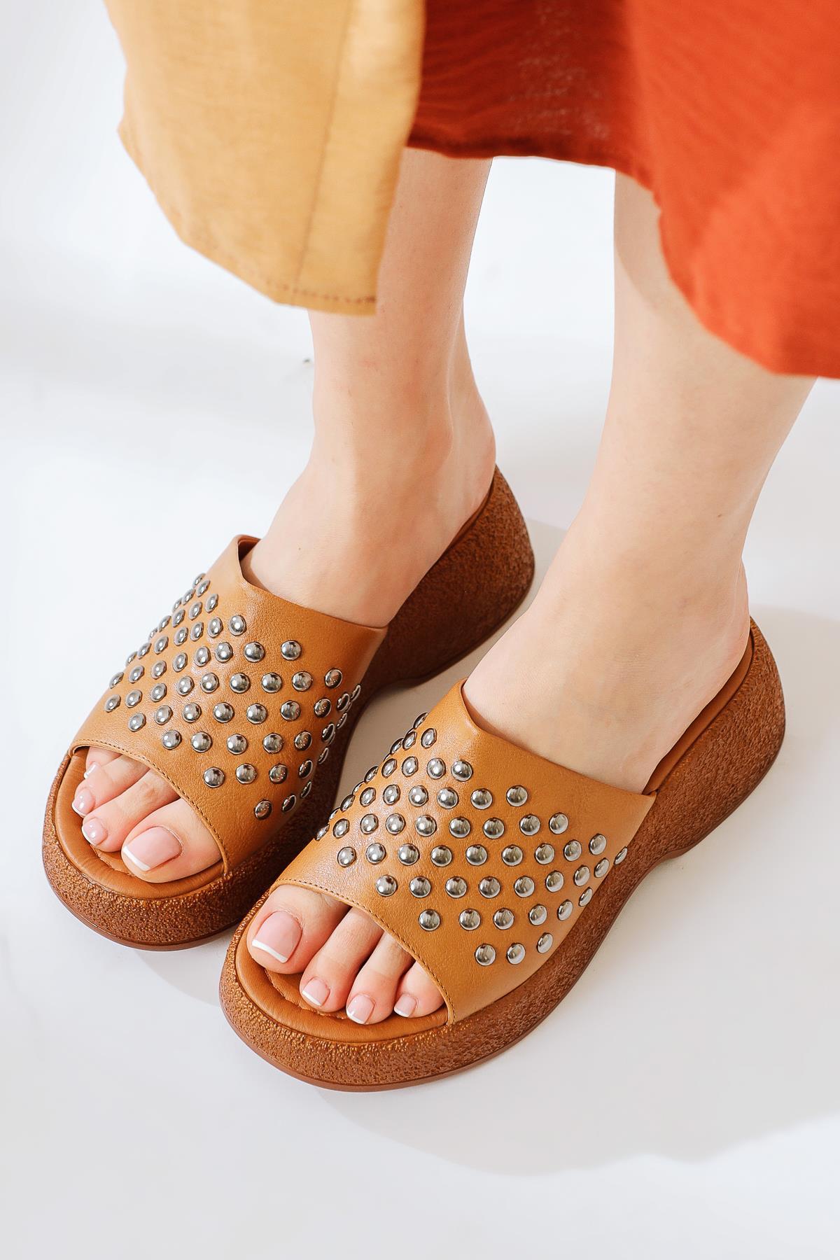 Fenthe – Cognac Stud-Detail Thick-Sole Slide (Women)
