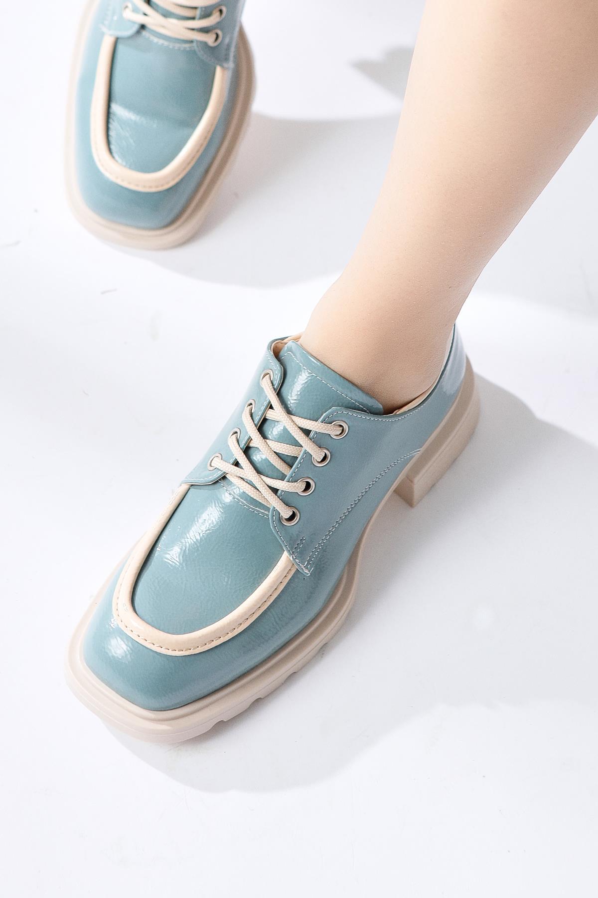 Niven – Mint, Beige Crinkled Patent-Detail Loafer (Women)