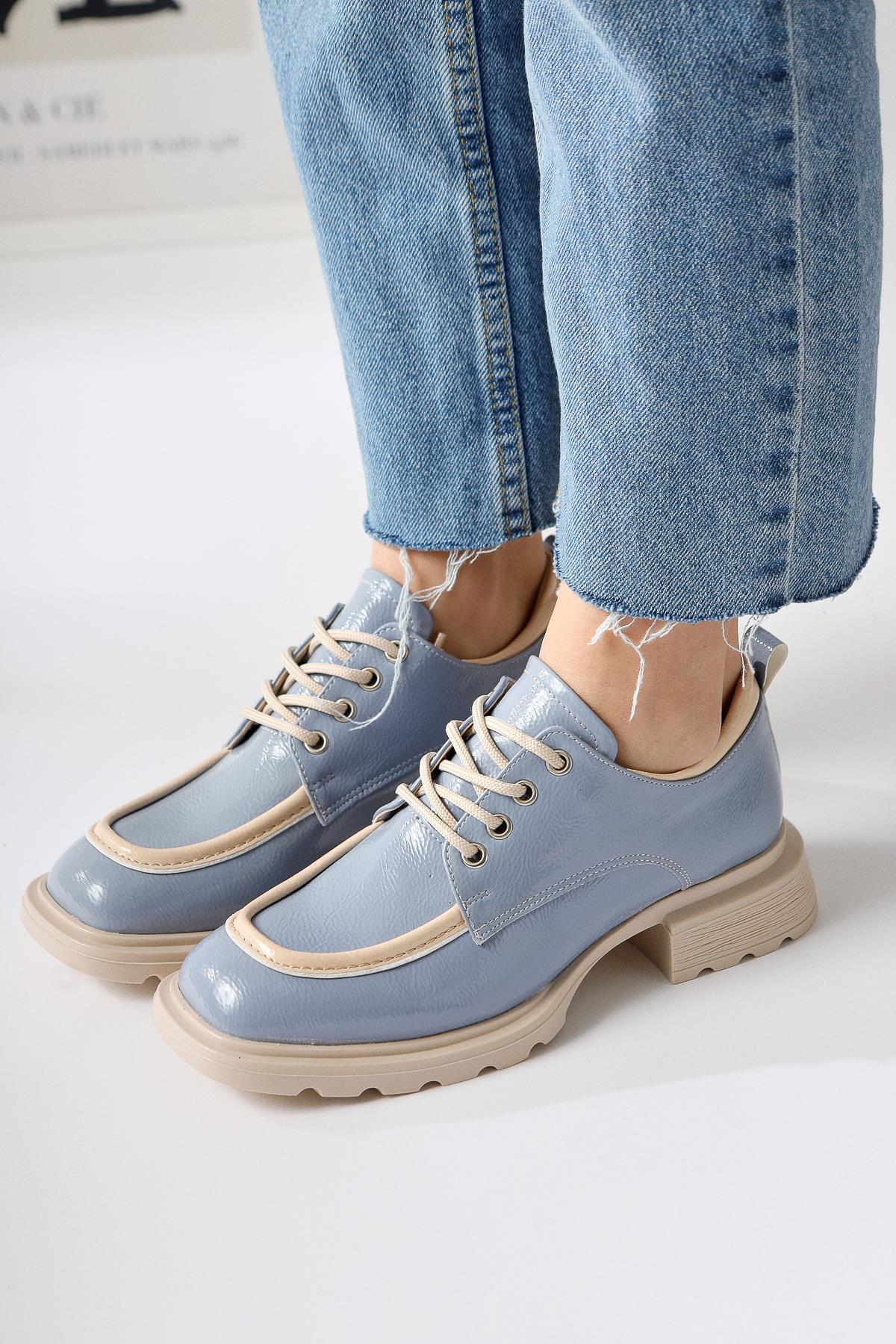 Niven – Blue Crinkled-Patent Beige-Detail Loafer (Women)