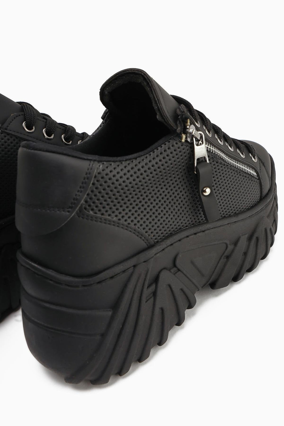 Betty – Black Platform Zipper-Detail Sneakers (Women)
