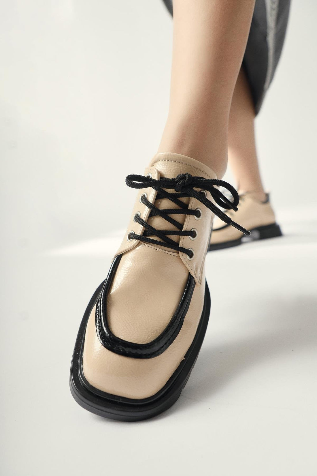 Niven – Beige Crinkled Patent Black-Detail Loafer (Women)