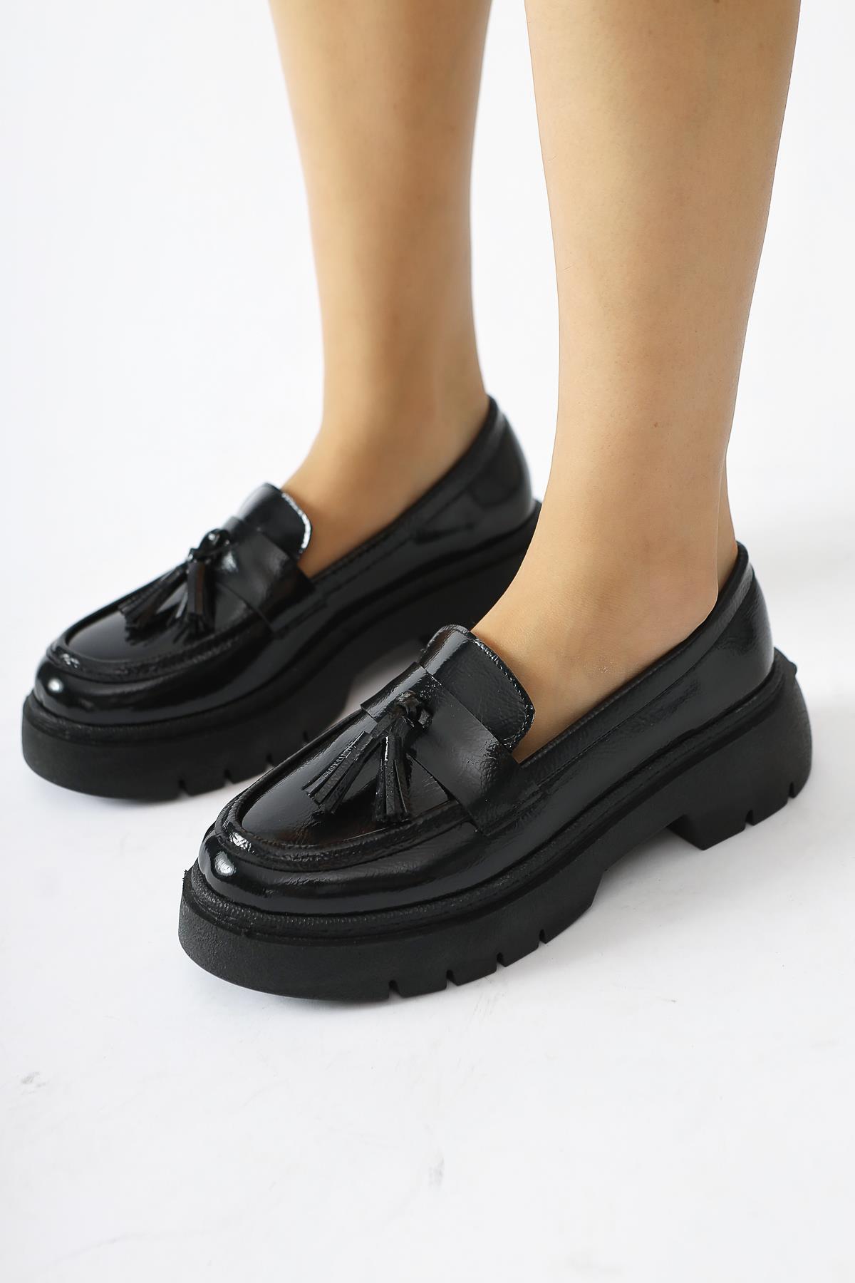 Linni – Black Crinkled Patent Tassel-Detail Loafer (Women)