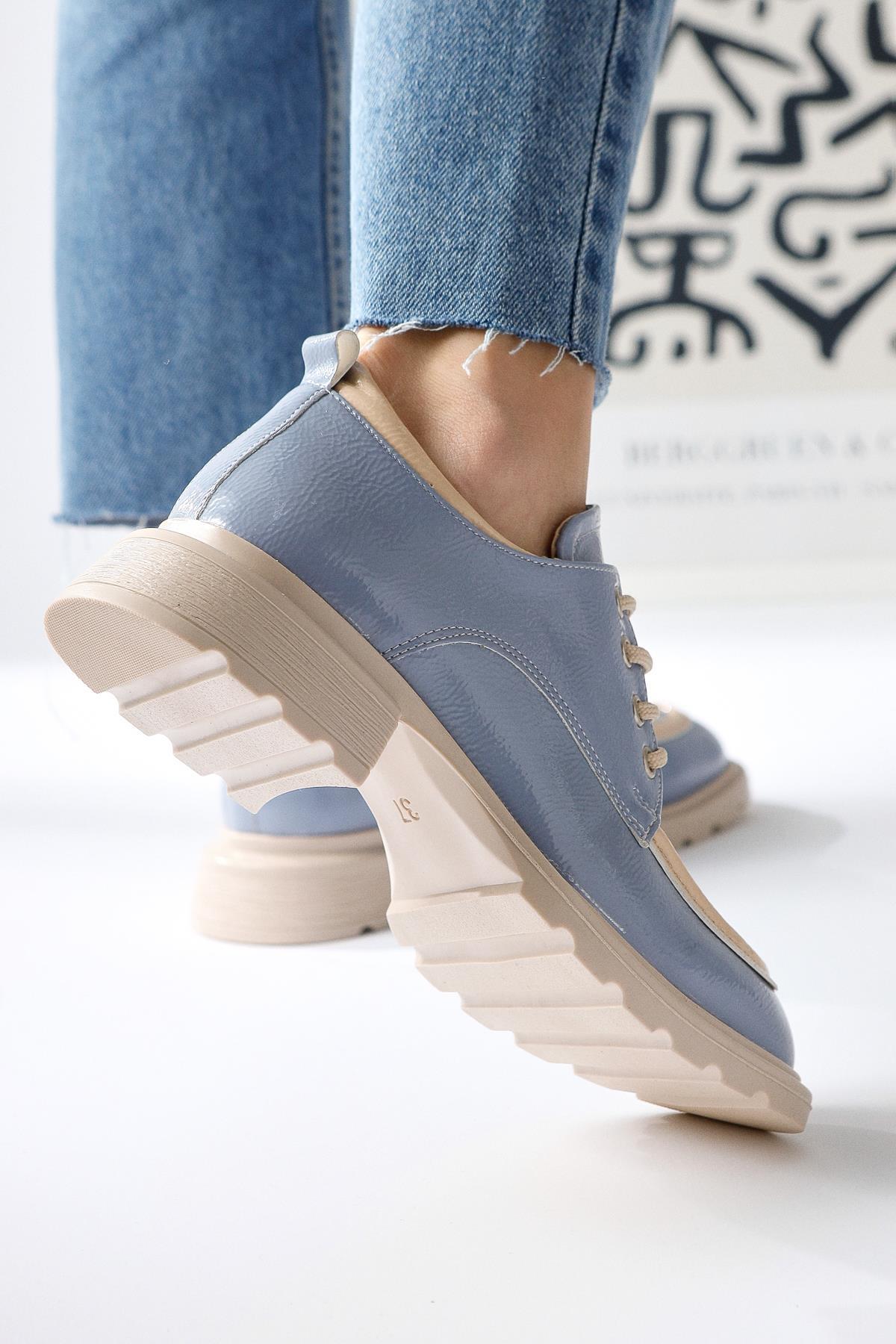 Niven – Blue Crinkled-Patent Beige-Detail Loafer (Women)