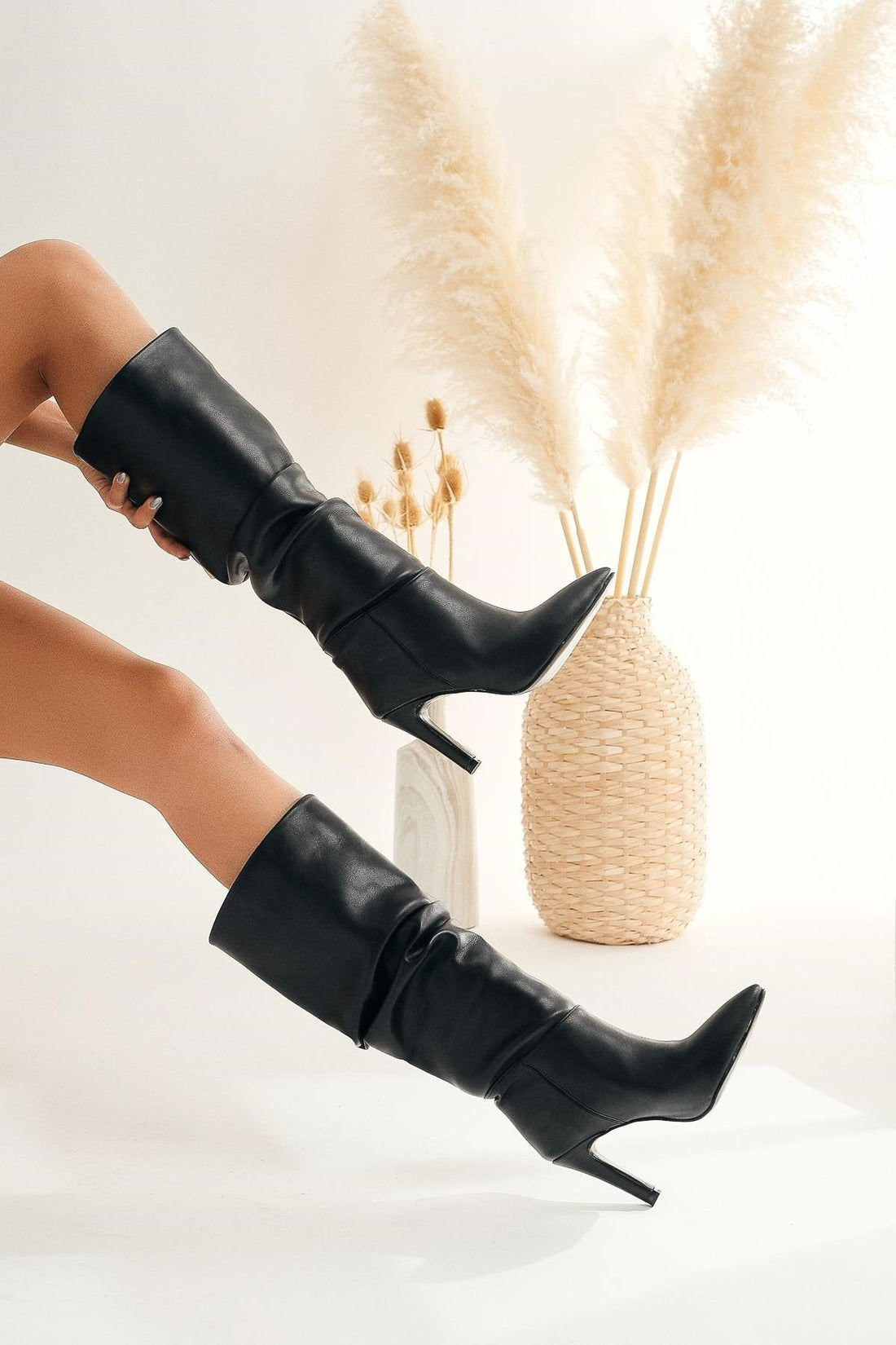Rimaz – Black Gusseted Long Pointed-Heel Knee-High Boot (Women)