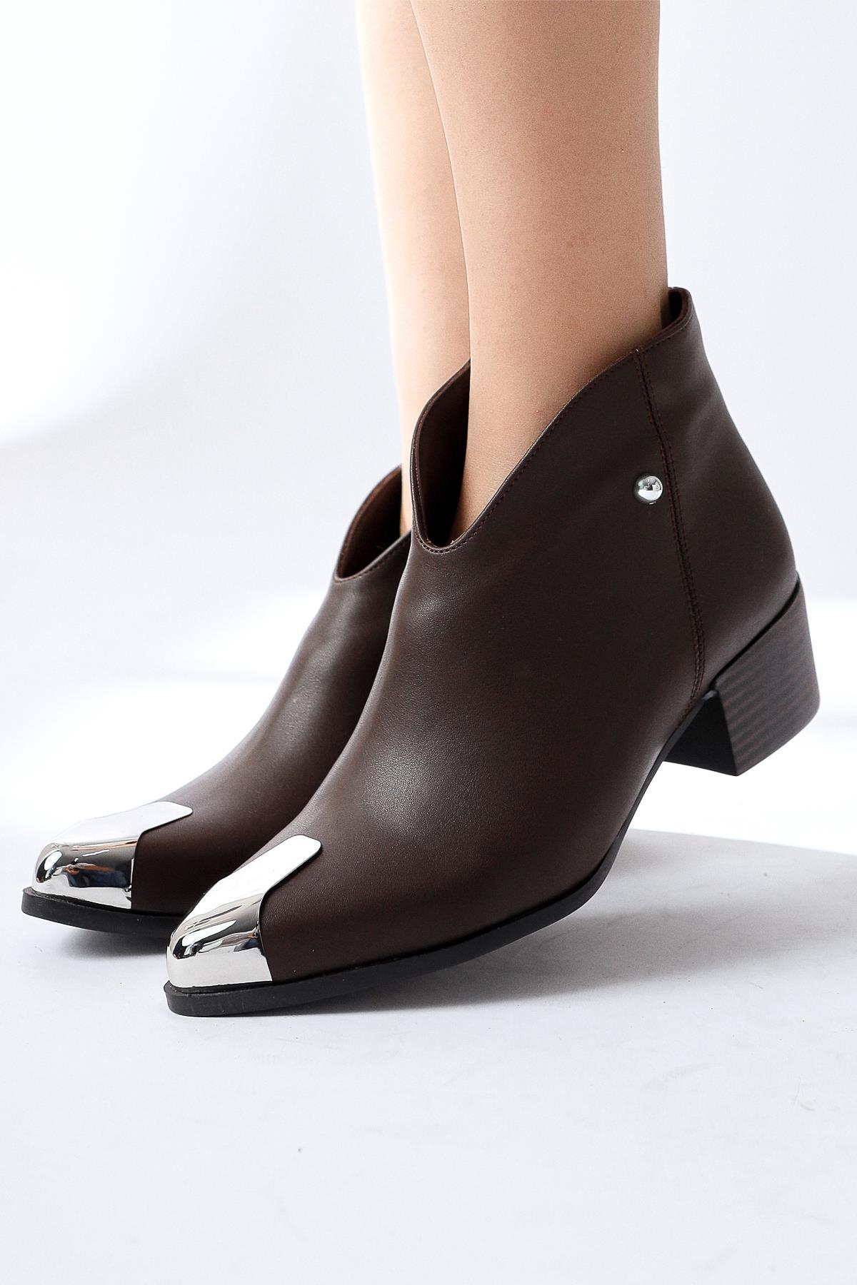 Jay – Brown Pointed-Toe Metal-Detail Boot (Women)
