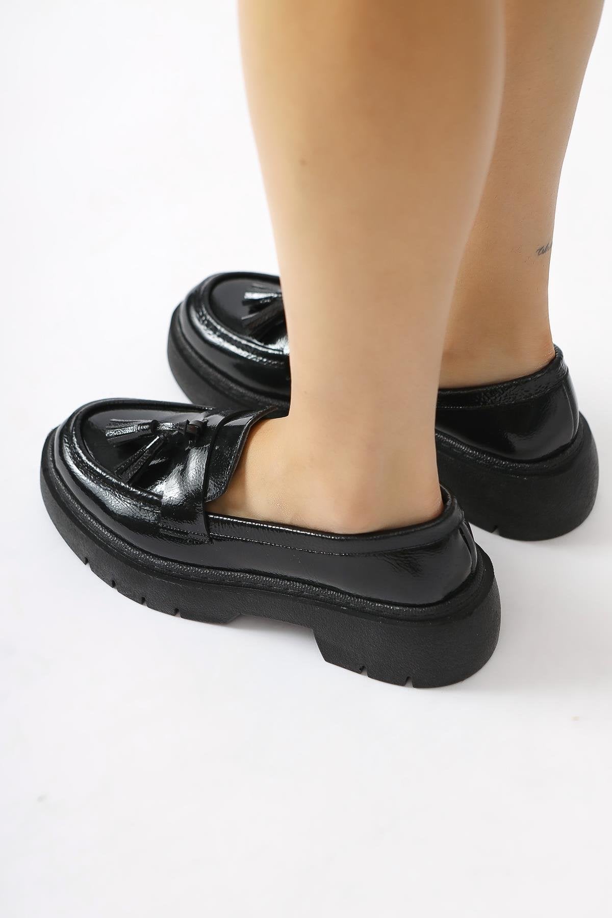 Linni – Black Crinkled Patent Tassel-Detail Loafer (Women)