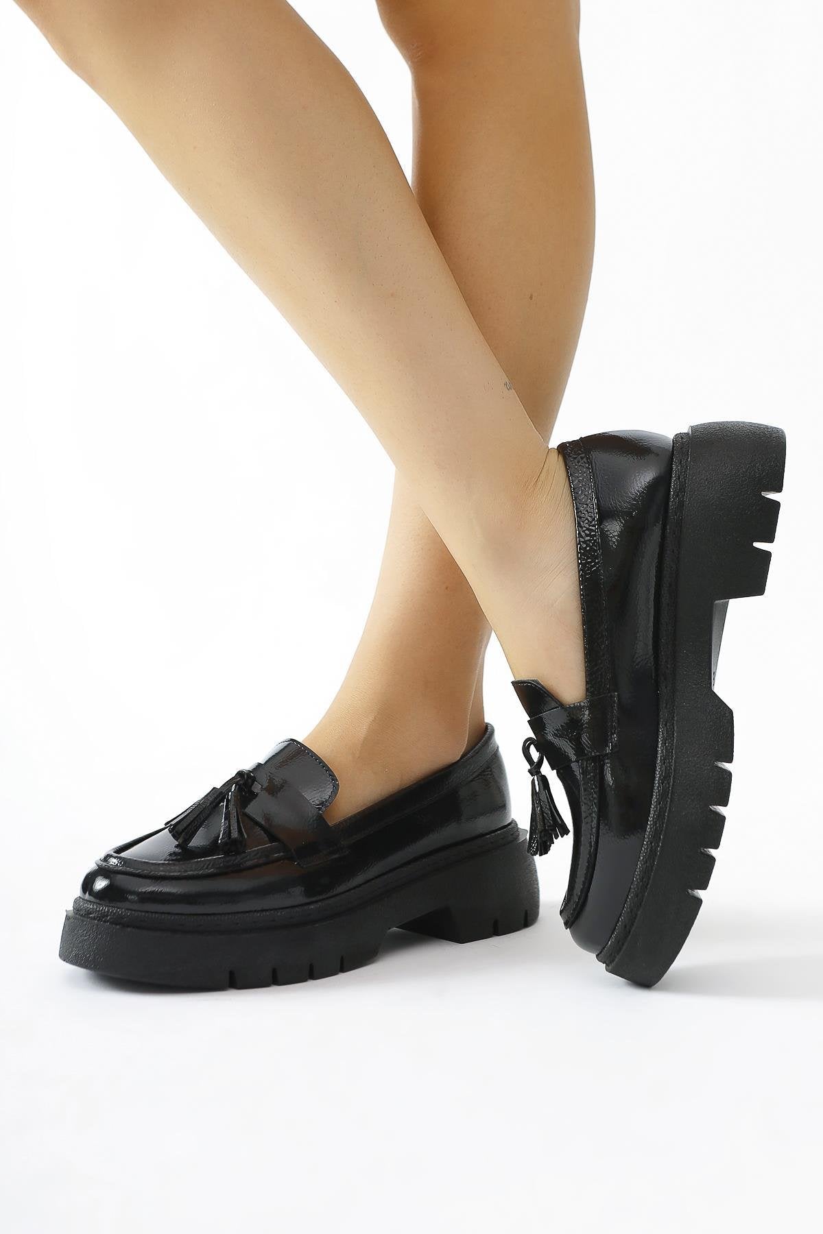 Linni – Black Crinkled Patent Tassel-Detail Loafer (Women)