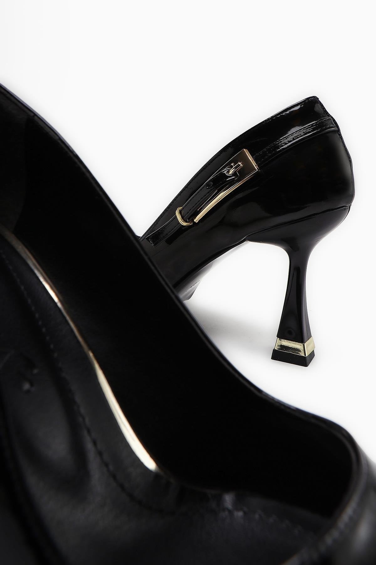 Mithra – Black Patent Vegan Material Pointed-Toe Buckle-Detail Heeled Shoe (Women)