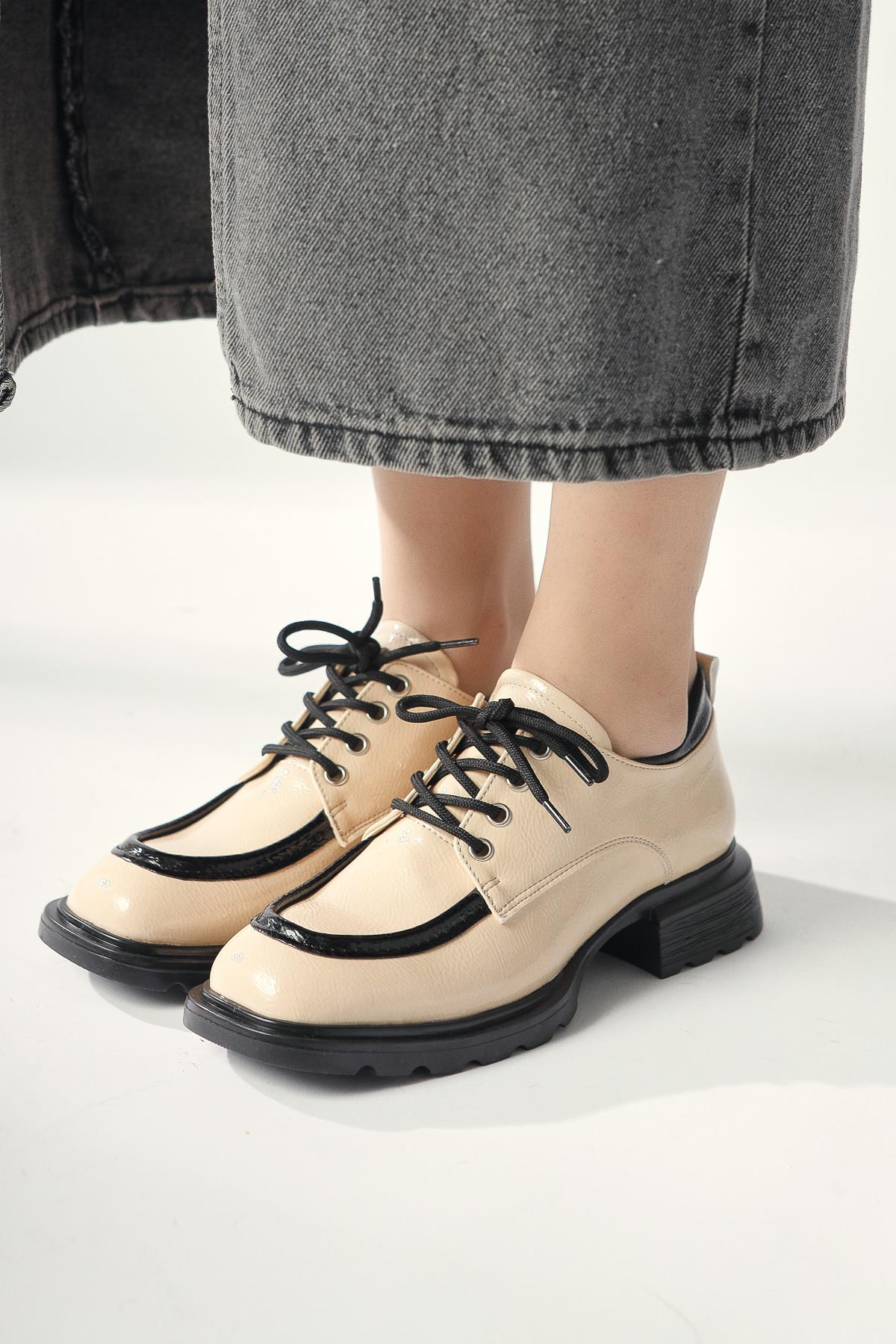 Niven – Beige Crinkled Patent Black-Detail Loafer (Women)