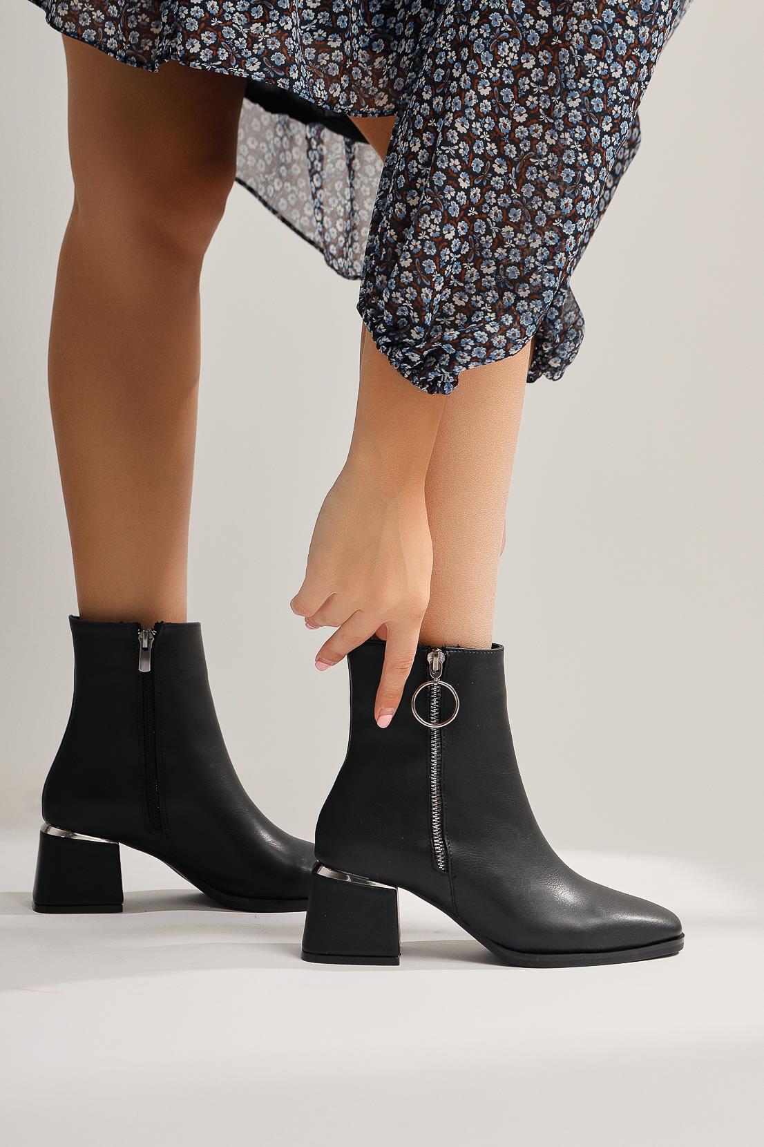 Deyana Black Boots with Zipper Accessory