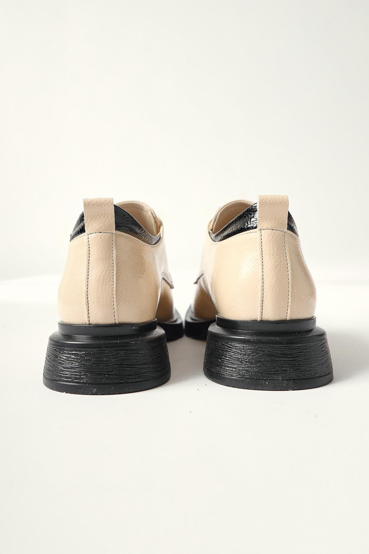 Niven – Beige Crinkled Patent Black-Detail Loafer (Women)
