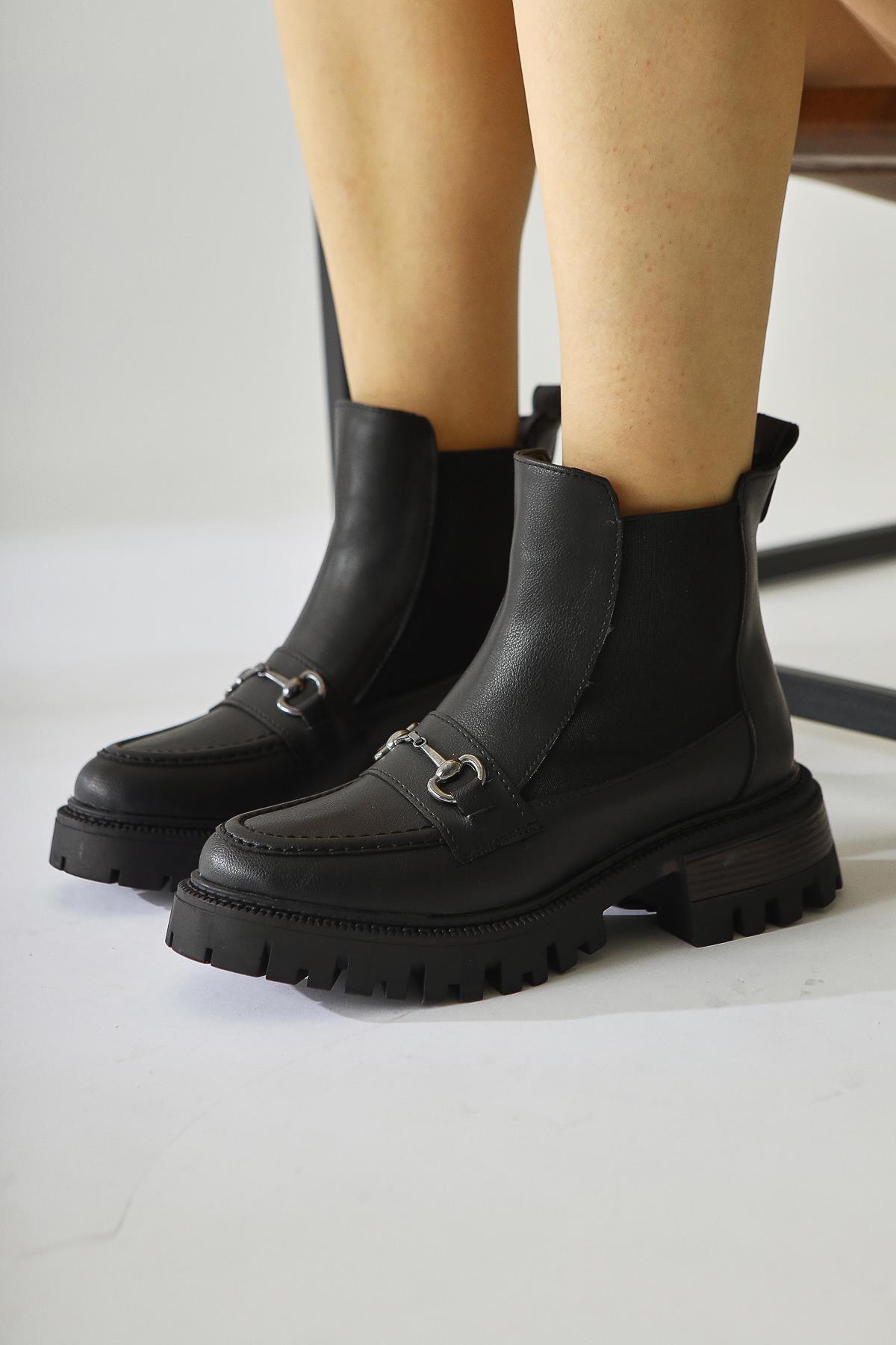 Lemonie – Black Buckle-Detail Elastic Pull-On Boot (Women)
