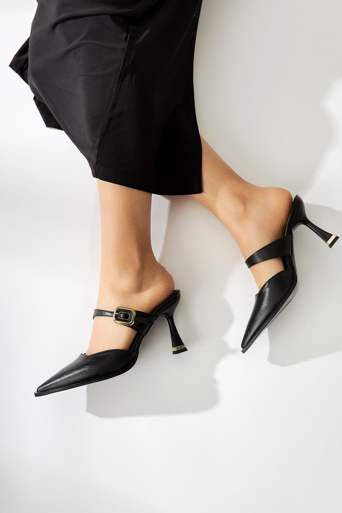 Yim Black Buckled Closed Toe Women’s Heeled Shoes