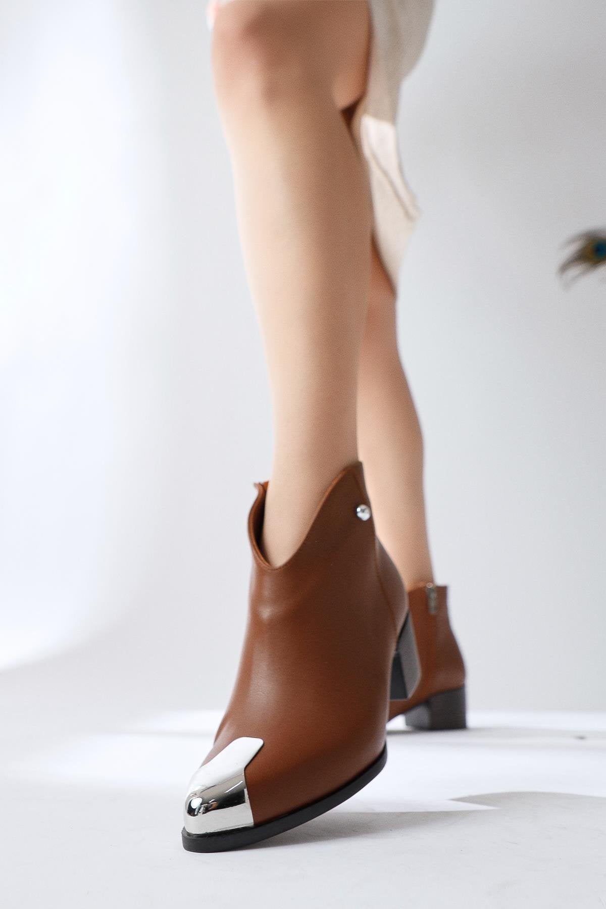 Jay – Cognac Pointed-Toe Metal-Detail Boot