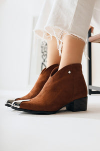 Jay – Cognac Suede Pointed-Toe Metal-Detail Boot (Women)