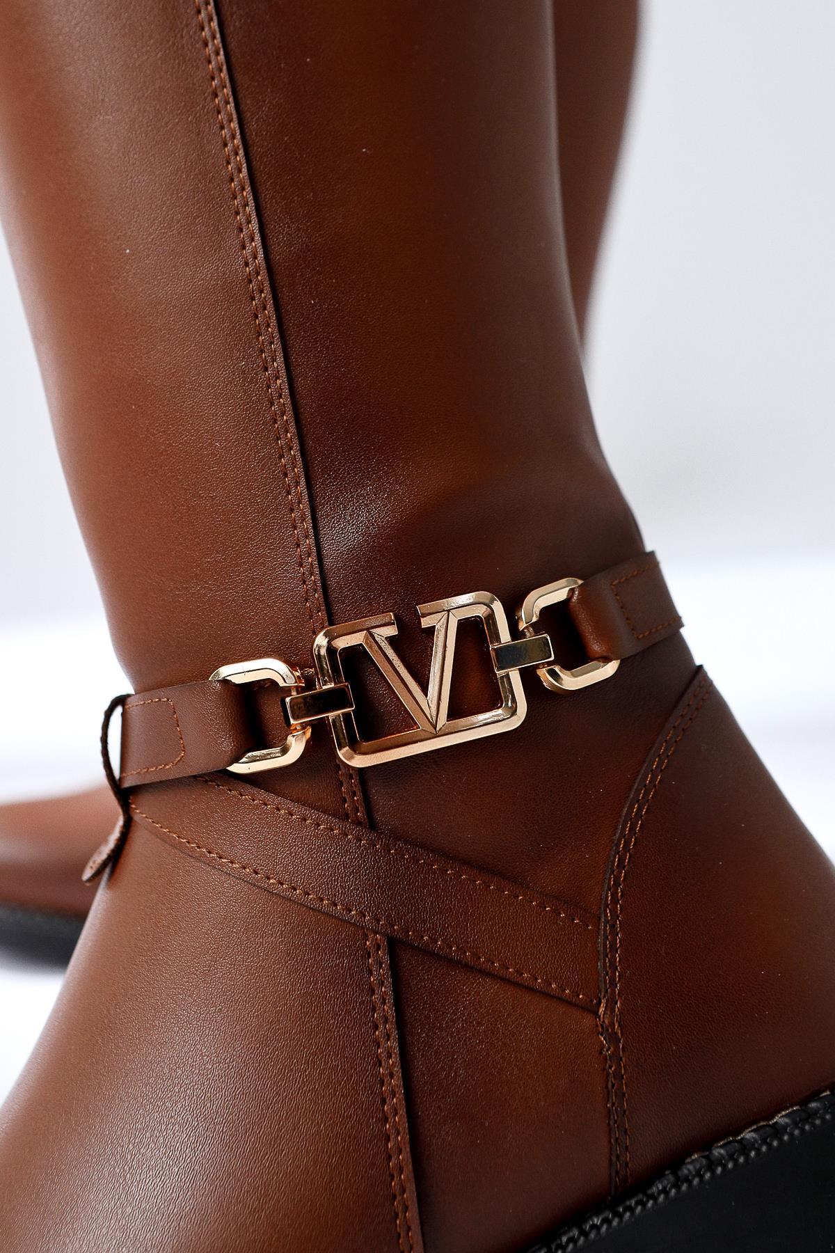 Momena – Cognac Buckle-Detail Zip-Closure Low-Heel Knee-High Boot