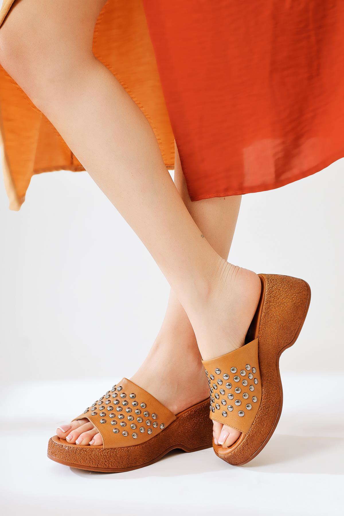 Fenthe – Cognac Stud-Detail Thick-Sole Slide (Women)