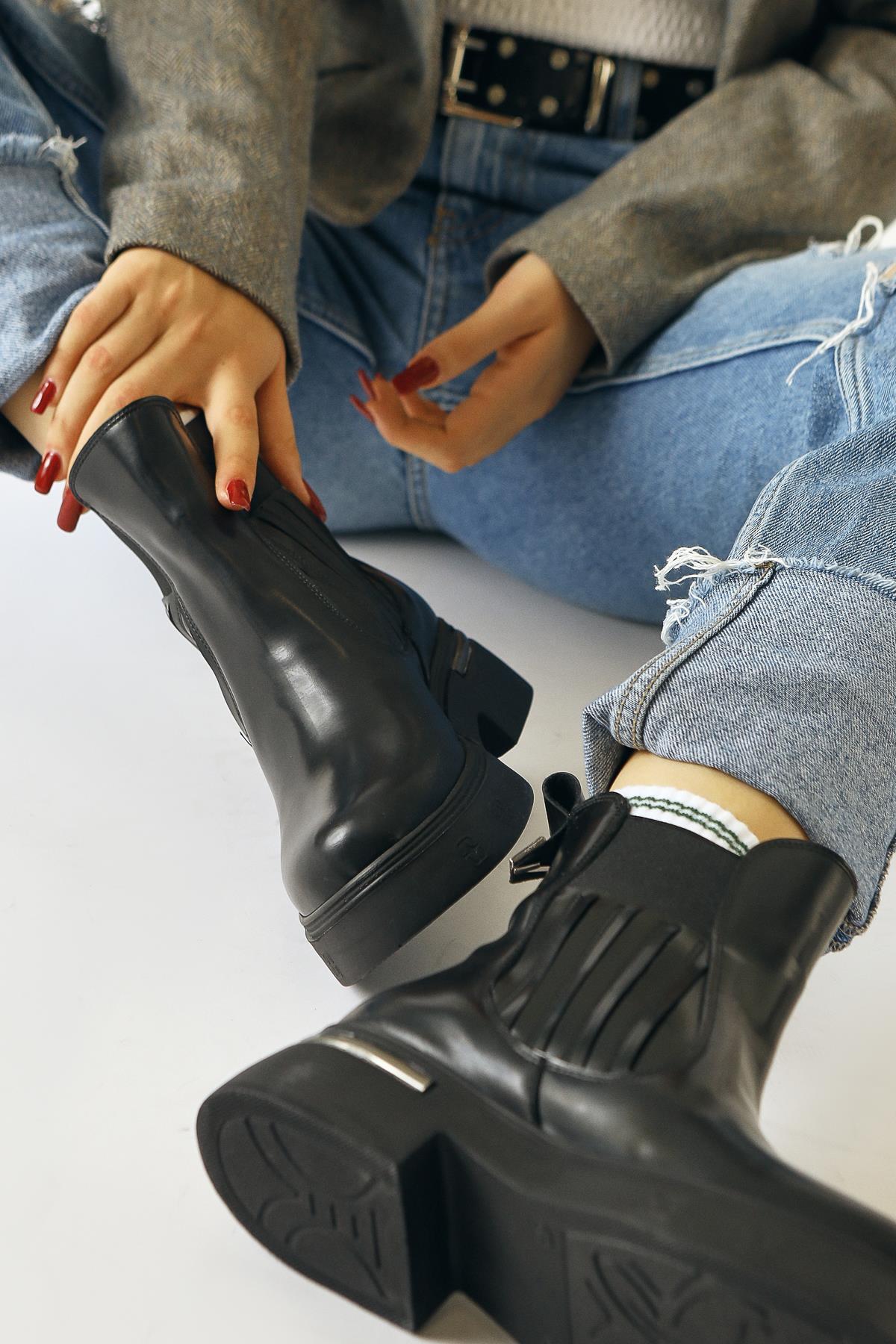 Pava – Black Patent Heel-Detail Pull-On Boot (Women)