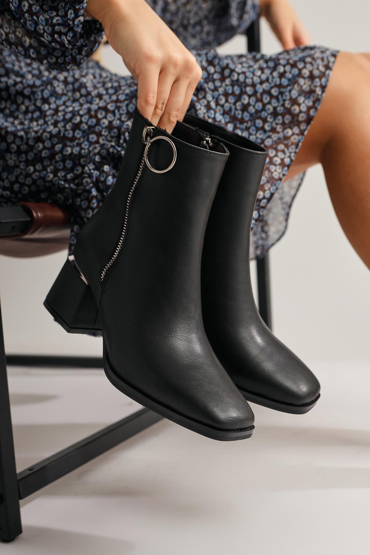 Deyana Black Boots with Zipper Accessory