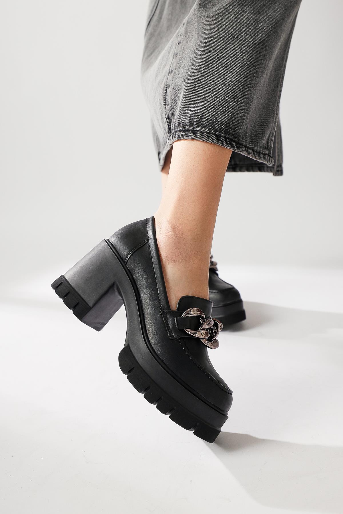Chanpen Black Buckle Detail Platform Daily Shoe