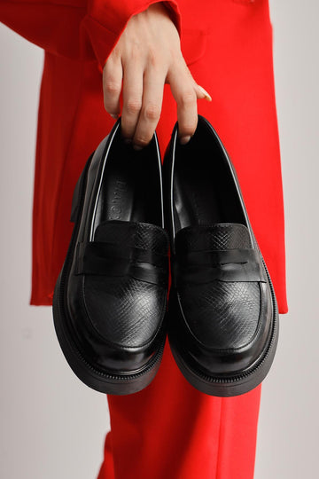 Weena – Black Patent Croc-Embossed-Detail Casual Shoe (Women)