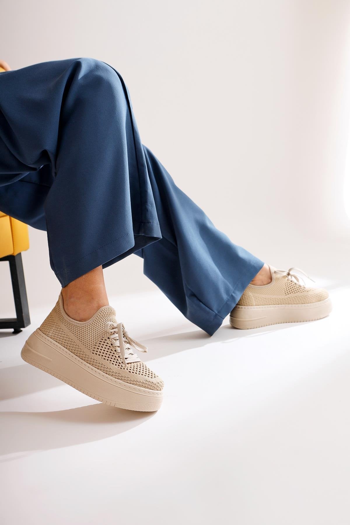 Benito – Beige Knit Stretch Thick-Sole Sneaker (Women)