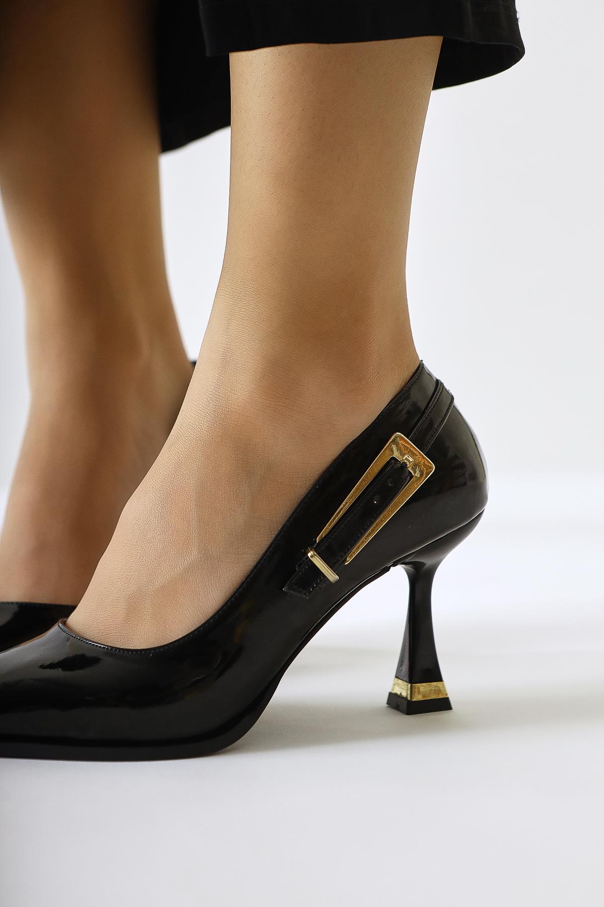 Mithra – Black Patent Vegan Material Pointed-Toe Buckle-Detail Heeled Shoe (Women)