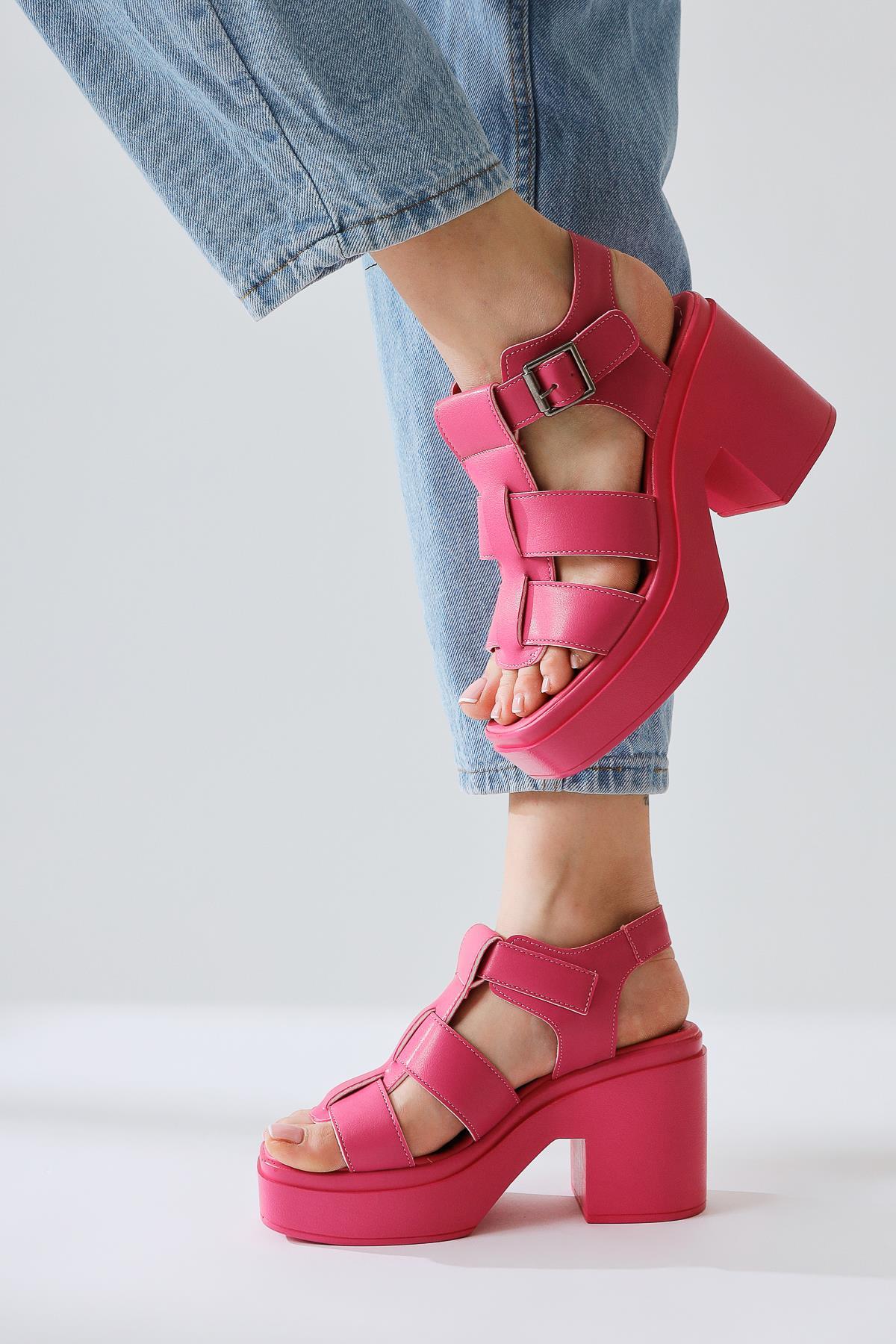 Silla Fuchsia Three-Strap Buckle-Detailed Chunky Platform Sandal