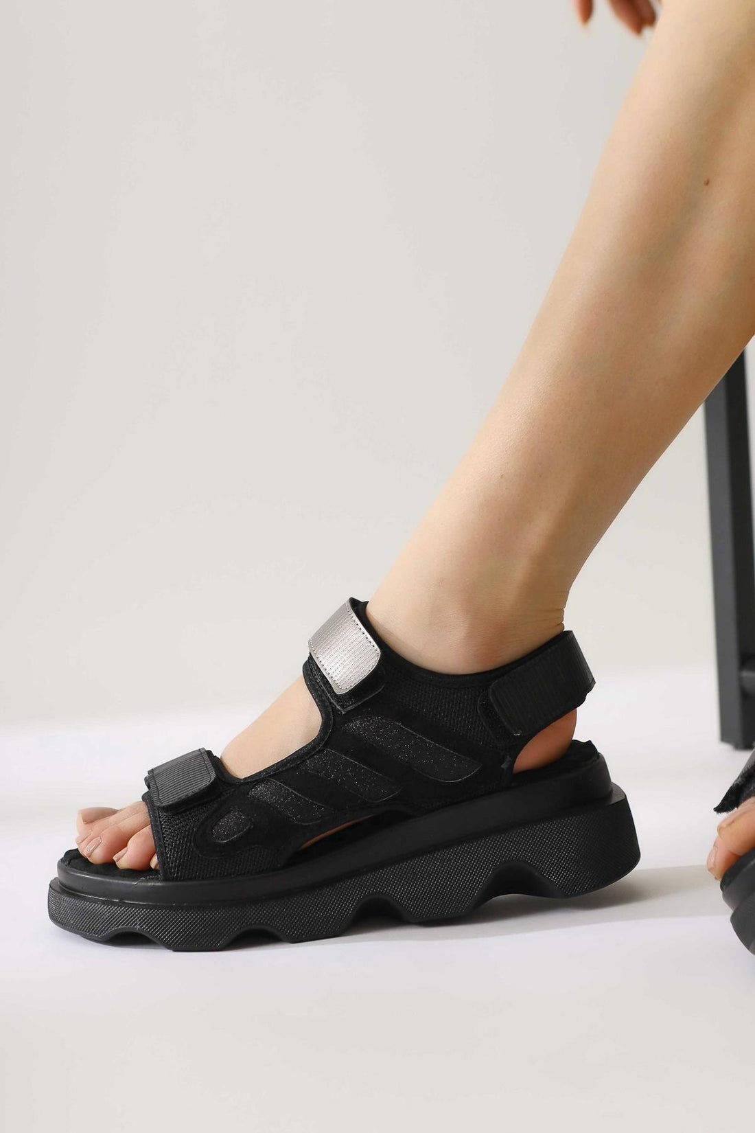 Quan Black Sandals with Glitter Detail and Comfortable Sole