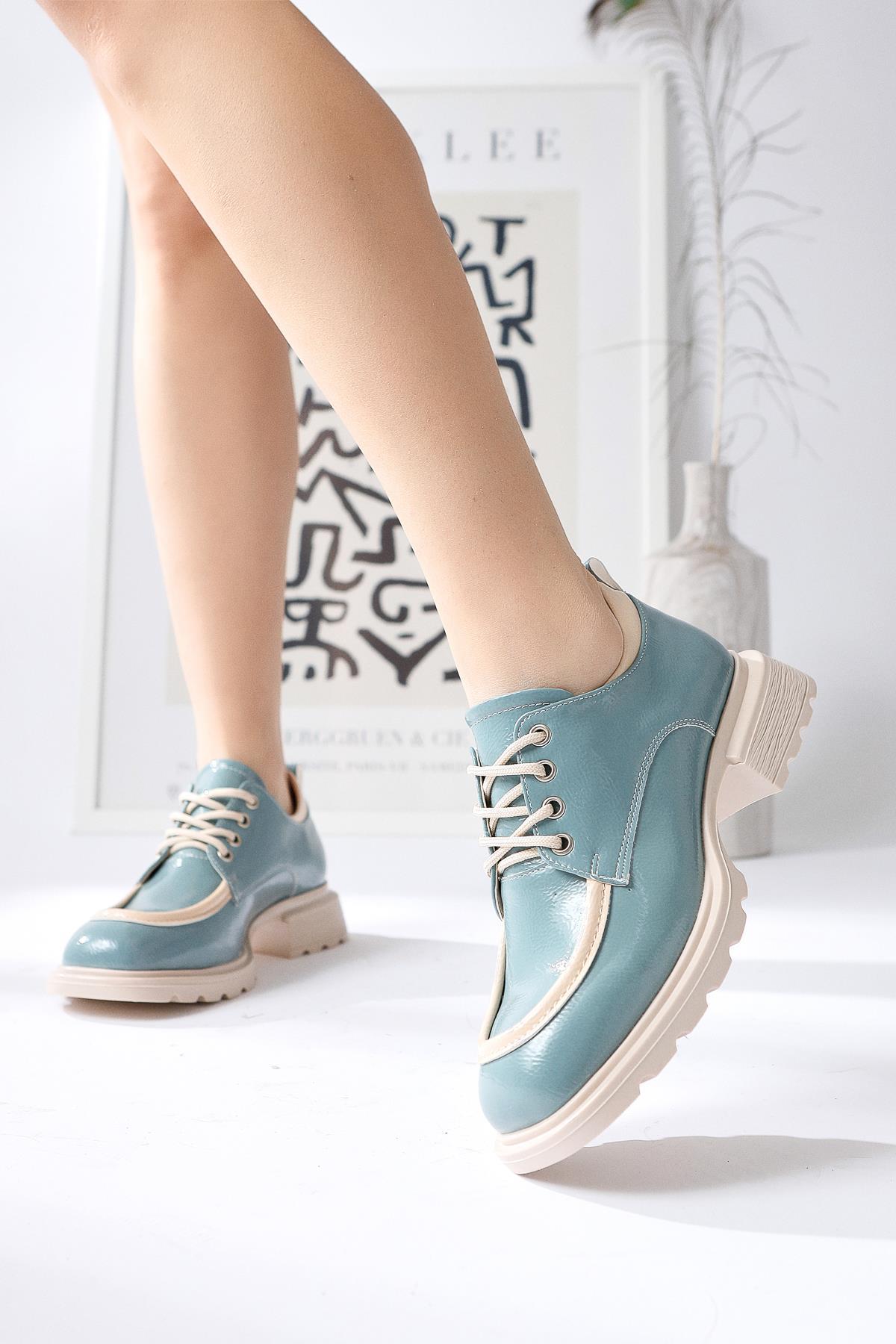 Niven – Mint, Beige Crinkled Patent-Detail Loafer (Women)