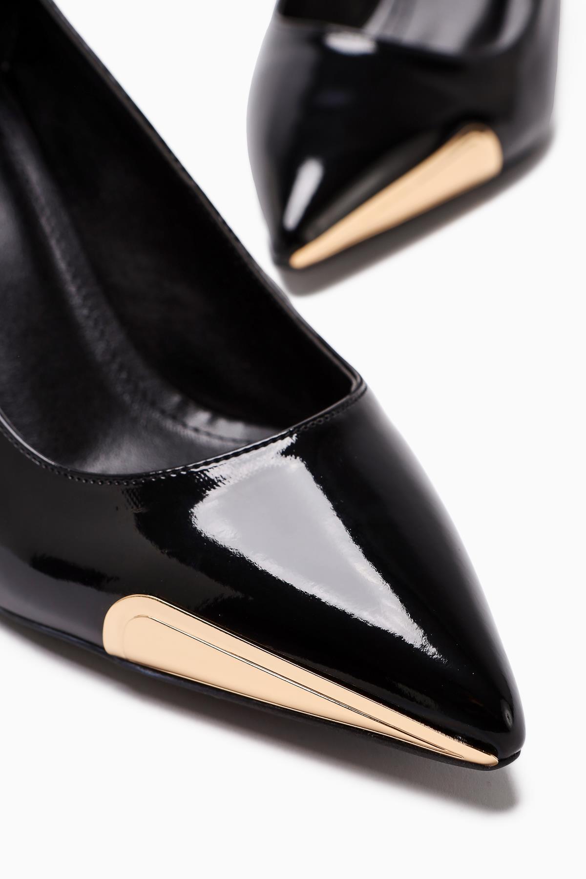 Carlota – Black Patent Pointed-Toe Metal-Detail Heeled Shoe (Women)