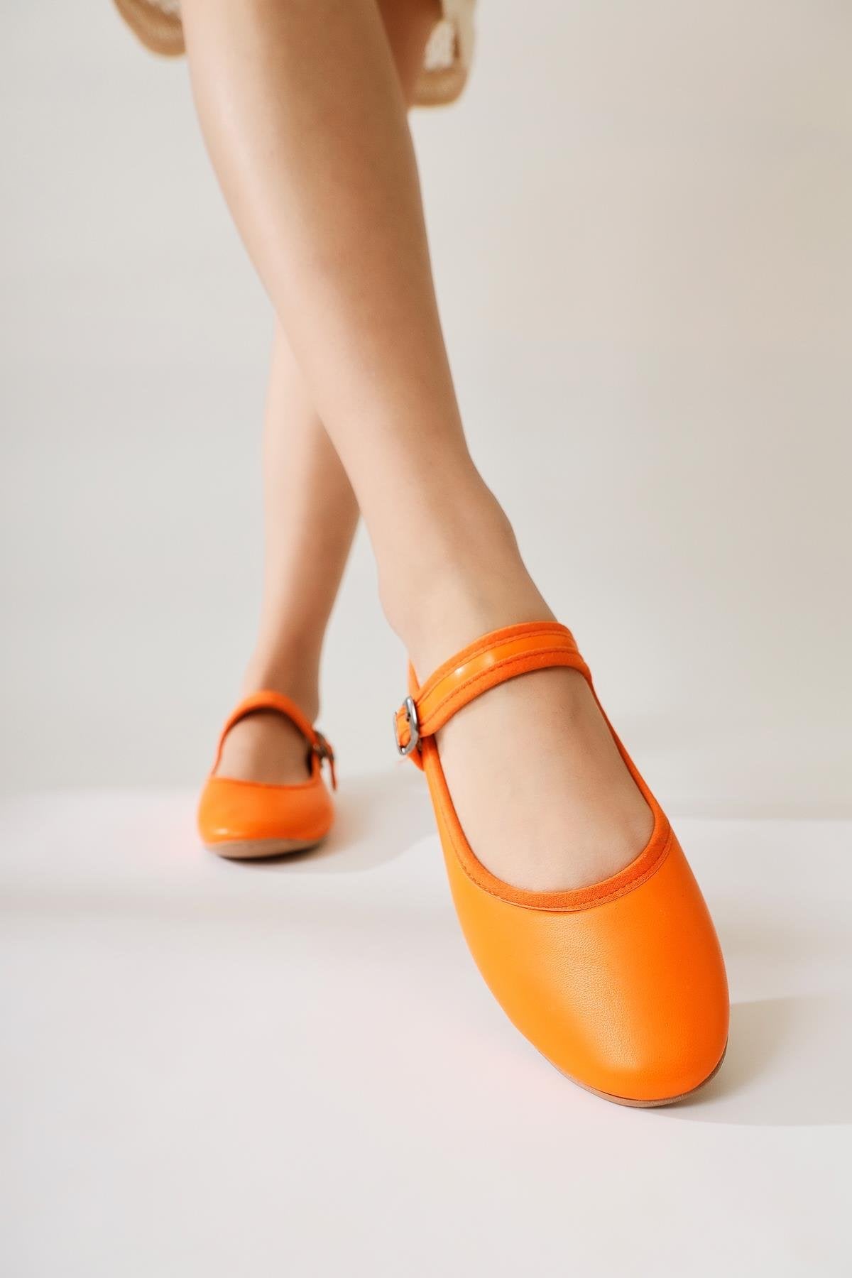 Nili – Orange Single-Strap Oval-Toe Ballet Flat (Women)