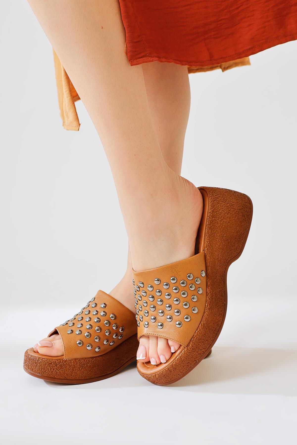 Fenthe – Cognac Stud-Detail Thick-Sole Slide (Women)
