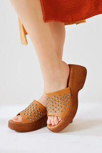 Fenthe – Cognac Stud-Detail Thick-Sole Slide (Women)