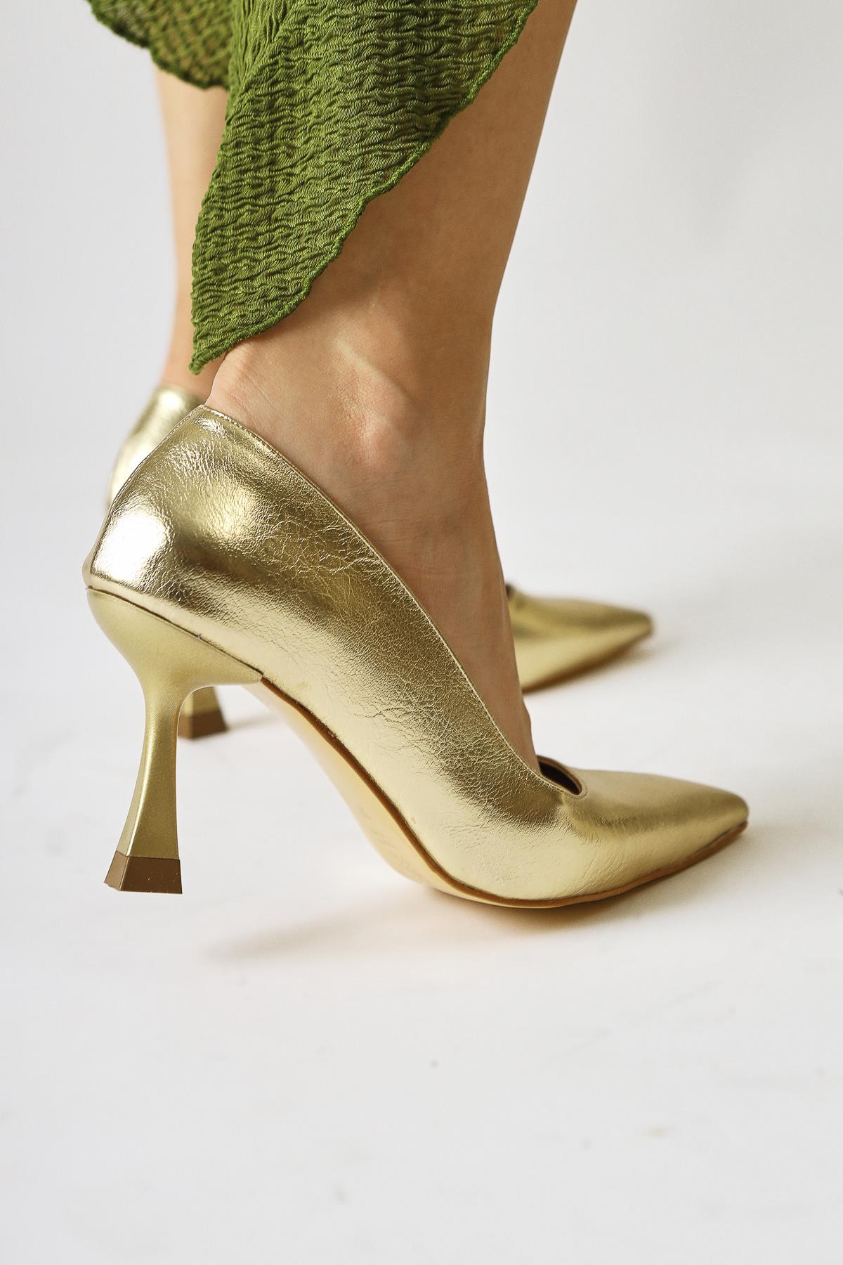 Celestine – Gold Crinkled Patent Pointed-Toe Stiletto (Women)