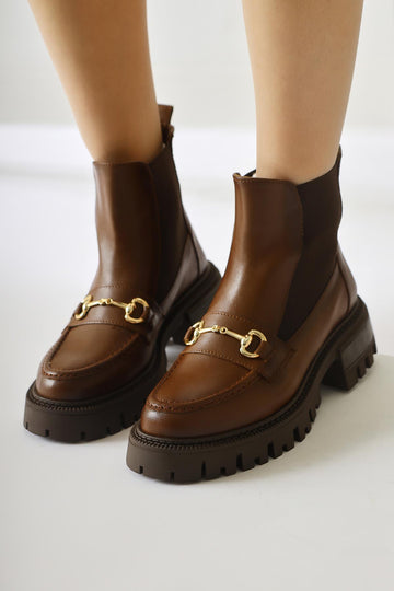 Lemonie – Cognac Buckle-Detail Elastic Pull-On Boot (Women)