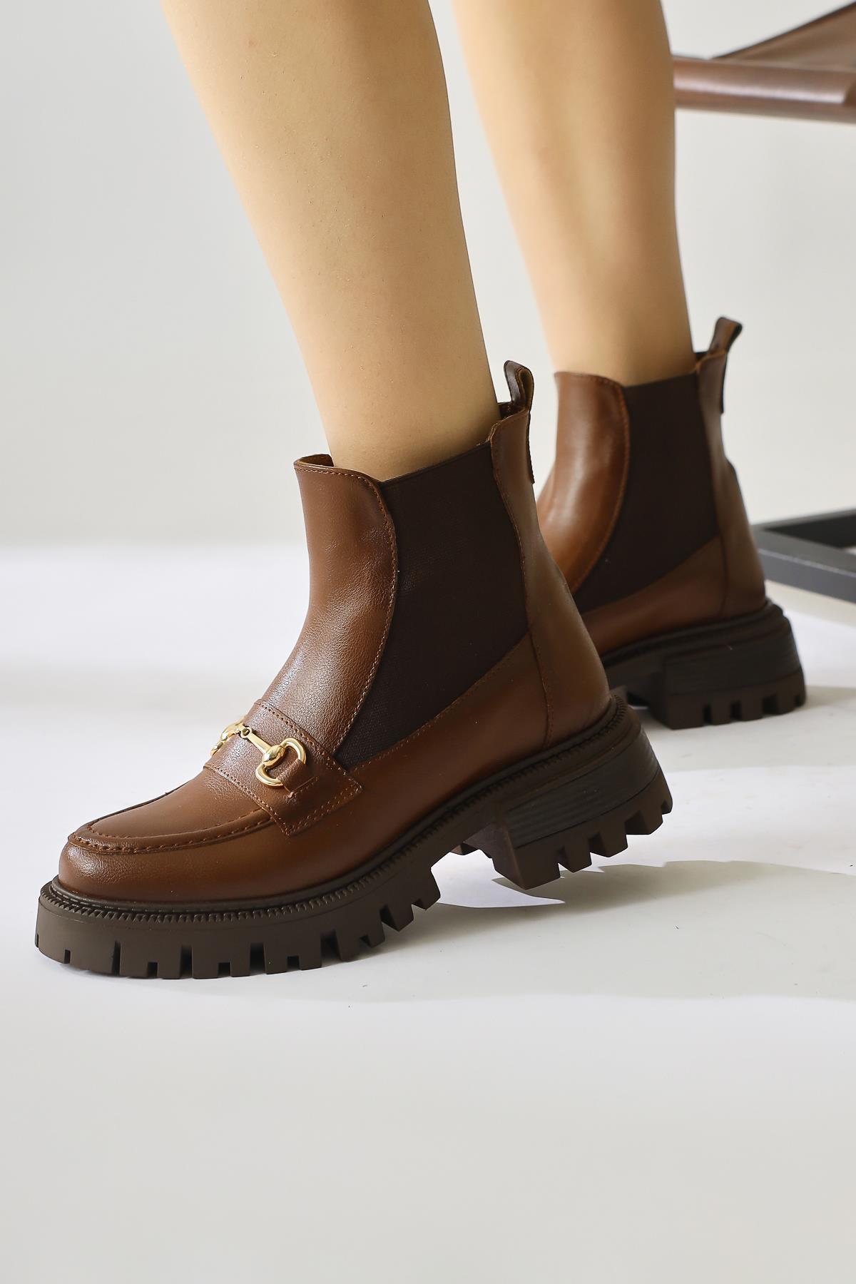 Lemonie – Cognac Buckle-Detail Elastic Pull-On Boot (Women)